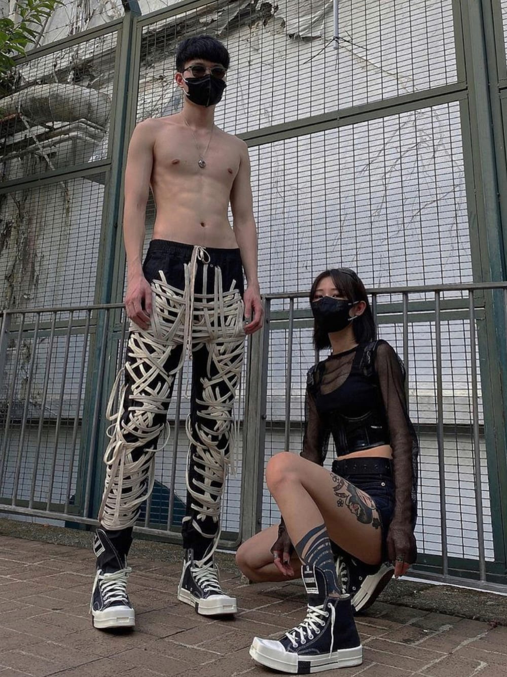「RICK OWENS、converse」｜「Rick Owensのアイテム（その他シューズ、ブラック系）」を使った、mmcissさん（レディース・168cm）の秋コーディネートの1枚目の写真