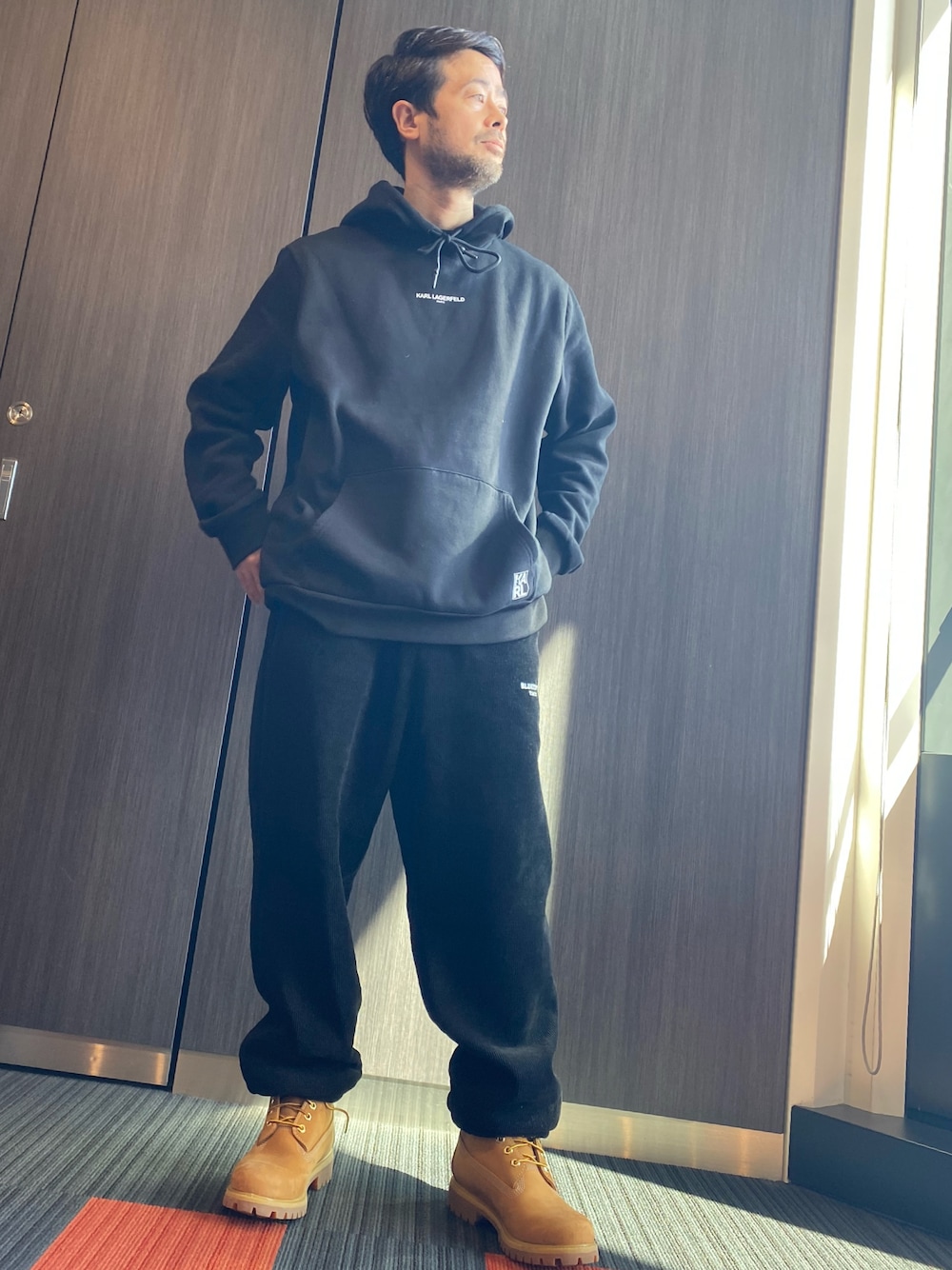 ベージュ系のブーツを着用したメンズの冬コーディネートの1枚目の写真