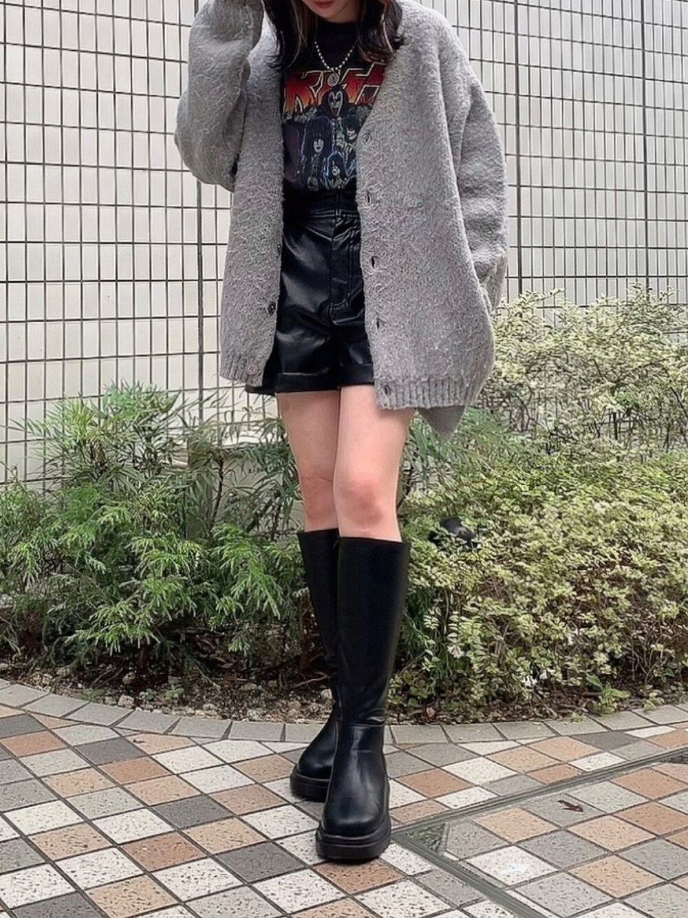 グレー系のカーディガン/ボレロ、ブラック系のTシャツ/カットソー、ブラック系のその他パンツを着用したレディースの秋コーディネートの1枚目の写真