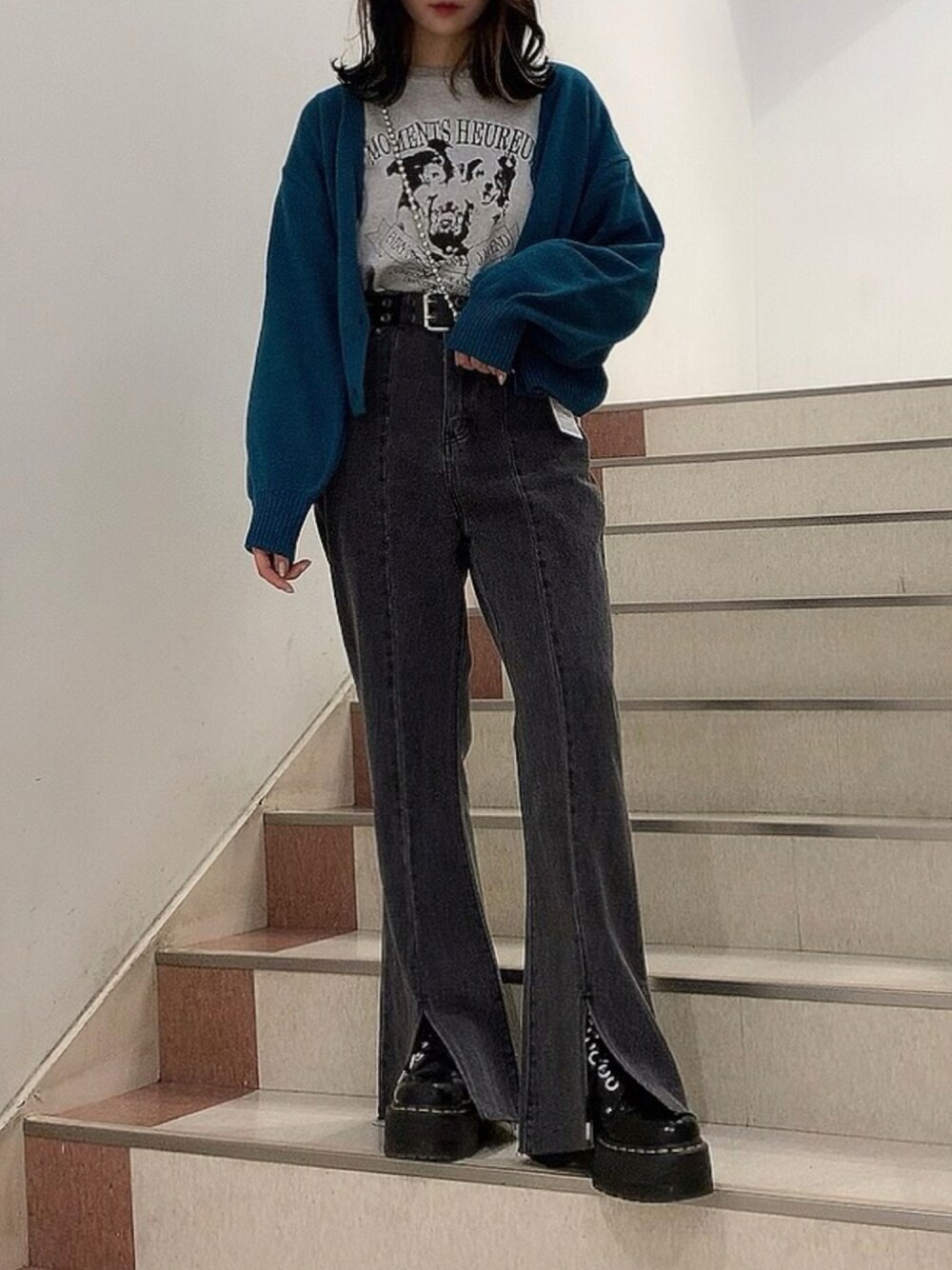 その他のTシャツ/カットソー、ブルー系のカーディガン/ボレロ、ブラック系のデニムパンツを着用したレディースの秋コーディネートの1枚目の写真