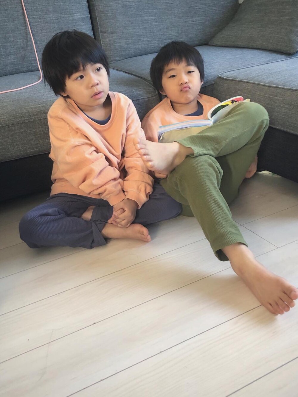 「双子コーデ、双子、antiqua、BREEZE、ルームウェア、ワンマイルウェア、リラックススタイル、サーモンピンク、パープル、抹茶、ワッフル」｜「BREEZEのWEB限定 ステッチ配色トレーナー（スウェット、オレンジ系）」を使った、むたてたさん（キッズ・120cm）の冬コーディネートの1枚目の写真