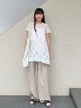 「SHIPS（シップス）の〈手洗い可能〉トロ ピン ストライプ ウエスト ギャザー パンツ（その他パンツ、ベージュ系）」を使った、安孫子さん（レディース・155cm）の春コーディネート