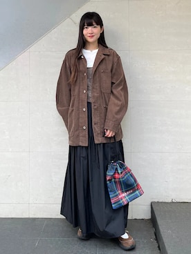 「アイテム（カバーオール、ブラウン系）」を使った、安孫子さん（レディース・155cm）の秋コーディネート