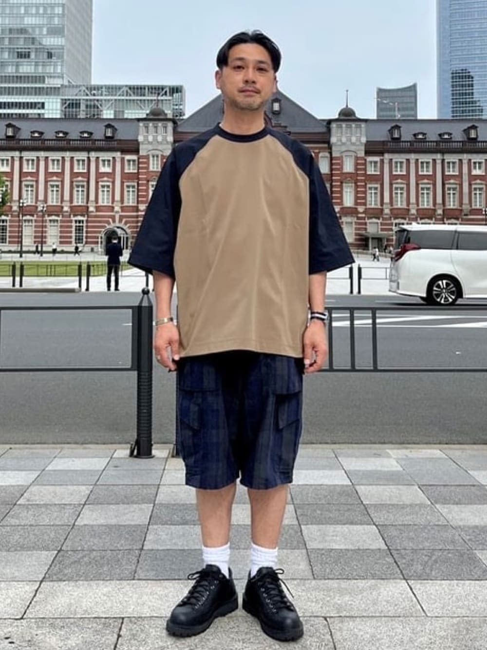 「Tシャツ、大人カジュアル、休日スタイル、きれいめカジュアル、Danner」｜「BEAMS LIGHTSのBEAMS LIGHTS / ハイパーヘリックス ベースボール Tシャツ（Tシャツ/カットソー、グリーン系）」を使った、BEAMS LIGHTS Mensさん（メンズ・171cm）の夏コーディネートの1枚目の写真