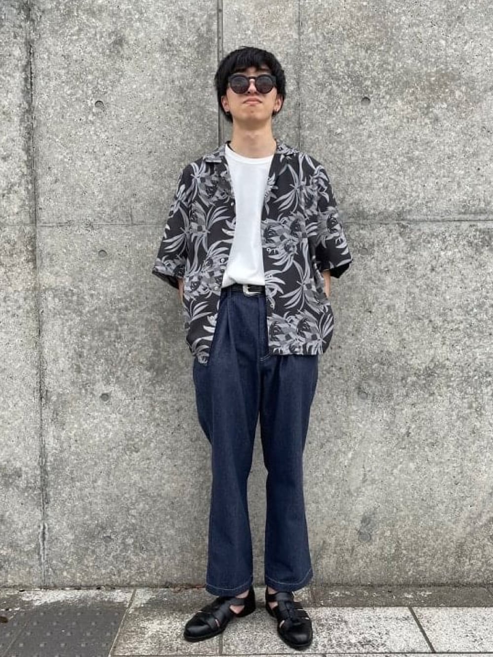 ブラック系のシャツ/ブラウス、ブルー系のデニムパンツ、ホワイト系のTシャツ/カットソーを着用したメンズの夏コーディネートの1枚目の写真