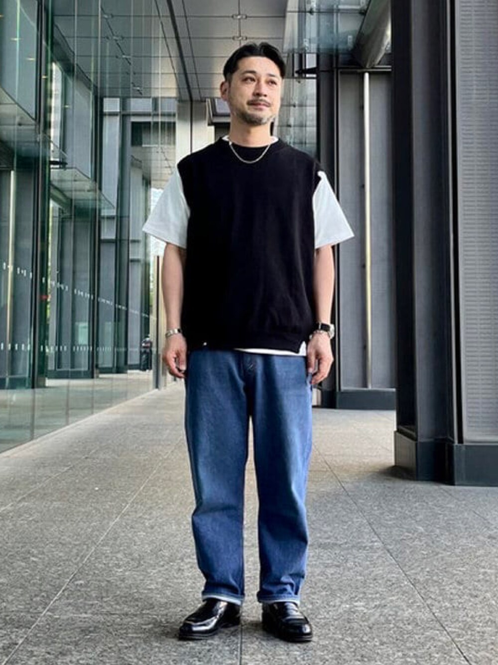 ブラック系のベスト、ホワイト系のTシャツ/カットソー、シルバー系のブレスレットを着用したメンズの春コーディネートの1枚目の写真