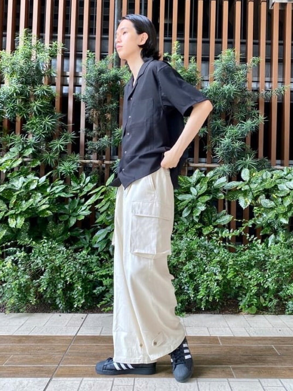 ブラック系のシャツ/ブラウス、ベージュ系のその他パンツを着用したメンズの夏コーディネートの1枚目の写真
