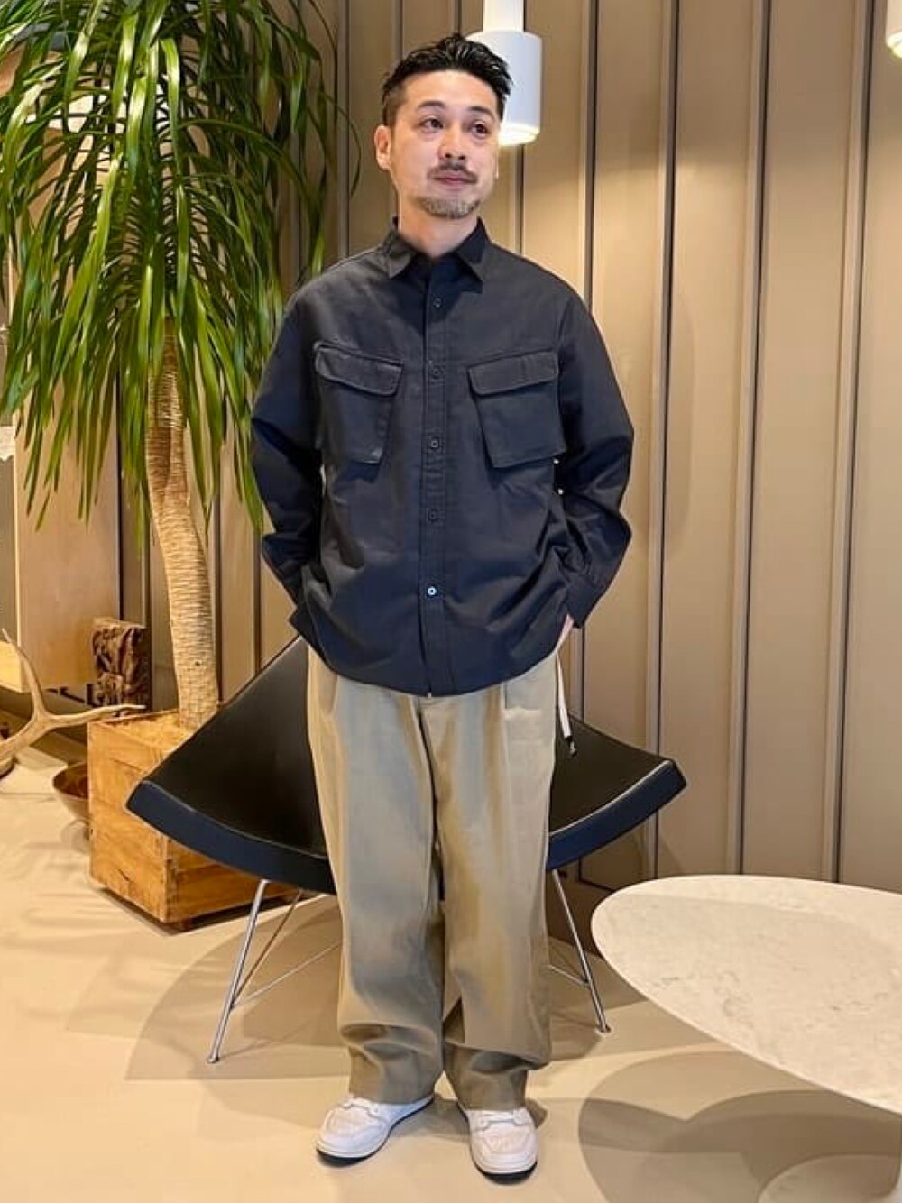 ブルー系のシャツ/ブラウス、ベージュ系のその他パンツを着用したメンズの春コーディネートの1枚目の写真