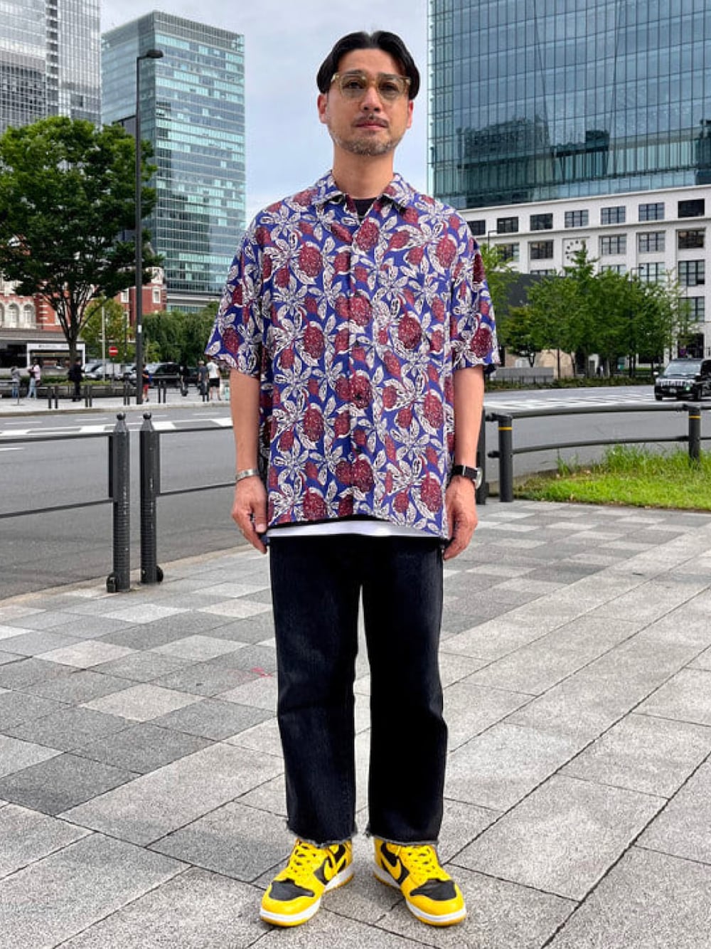 「スニーカー、花柄、Tシャツ、きれいめカジュアル、シャツスタイル、夏だ！Tシャツ着よう！」｜「BEAMS LIGHTSのL.RYN SS BANKSIA（シャツ/ブラウス、ブルー系）」を使った、BEAMS LIGHTS Mensさん（メンズ・171cm）の夏コーディネートの1枚目の写真