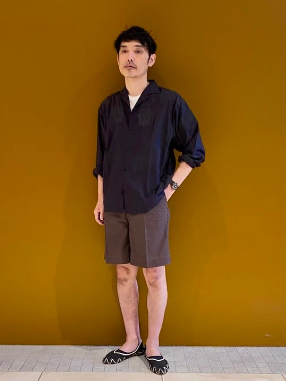 ブラック系のシャツ/ブラウス、ブラウン系のその他パンツ、ブラック系のサンダルを着用したメンズの夏コーディネートの1枚目の写真
