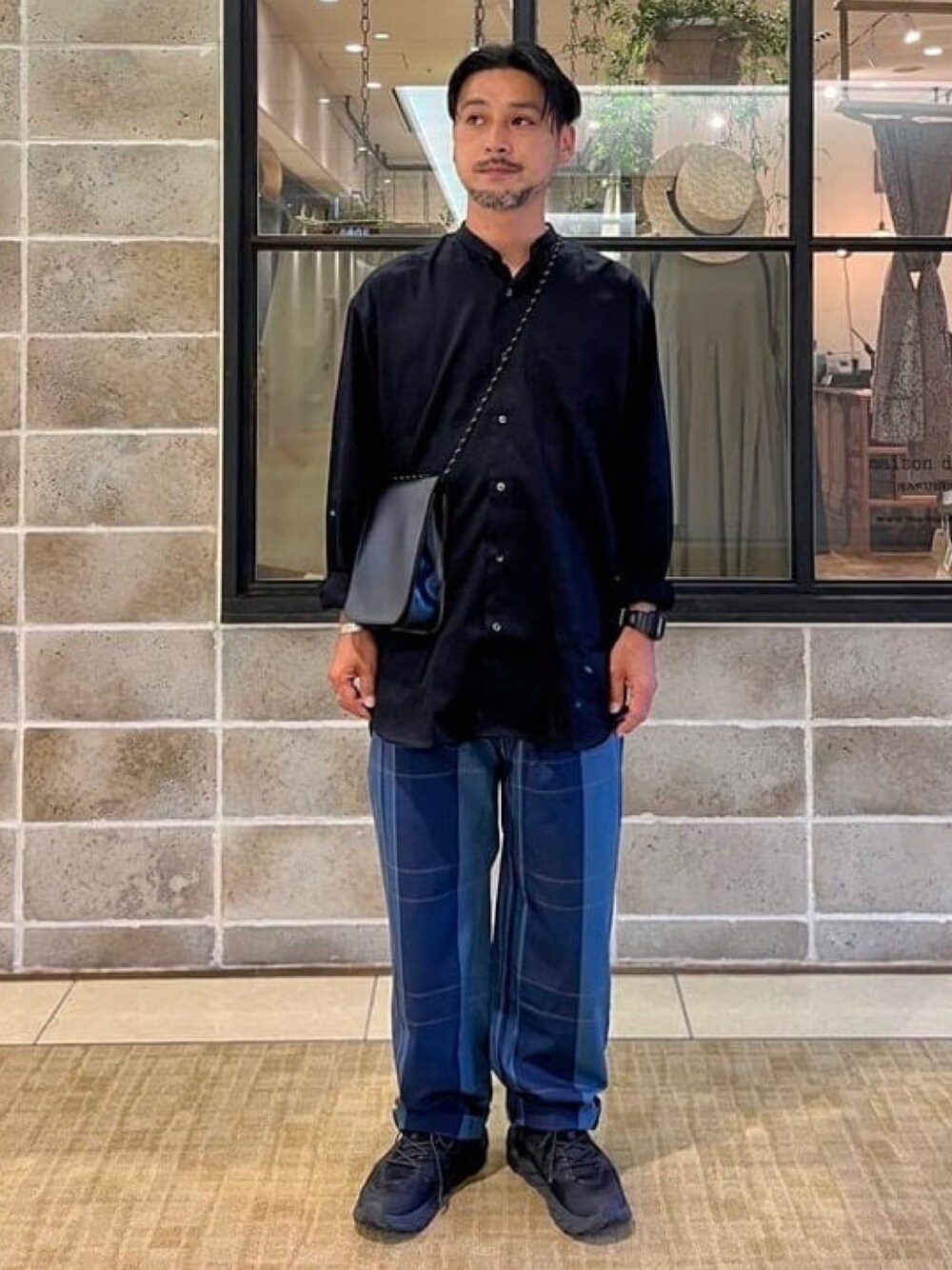 ブラック系のシャツ/ブラウス、ブルー系のその他パンツ、ブラック系のショルダーバッグを着用したメンズの夏コーディネートの1枚目の写真