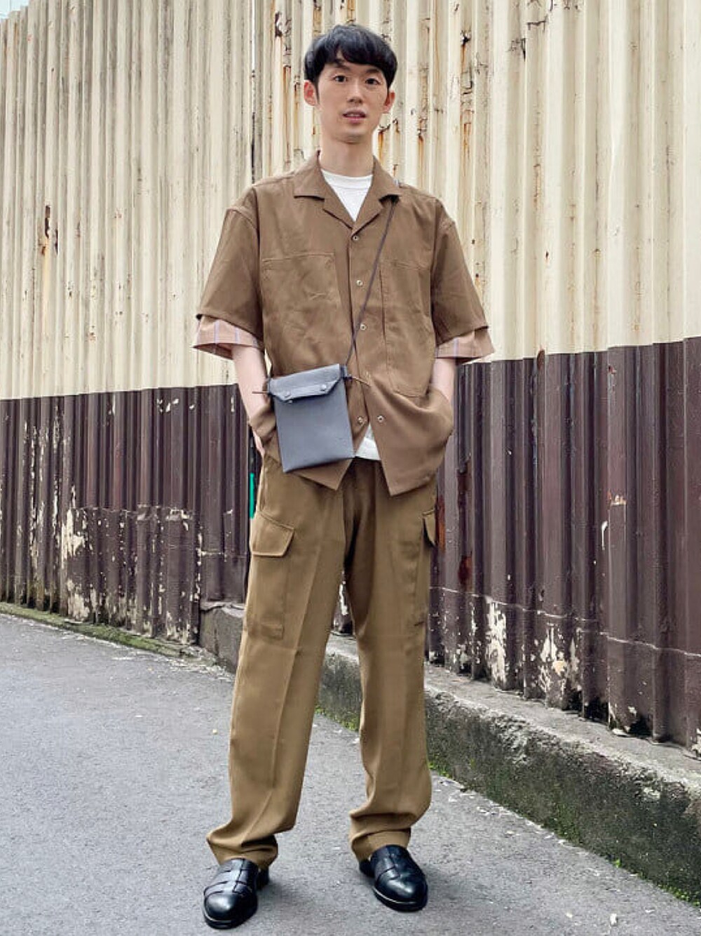 グリーン系のシャツ/ブラウス、グリーン系のカーゴパンツ、ホワイト系のTシャツ/カットソーを着用したメンズの夏コーディネートの1枚目の写真