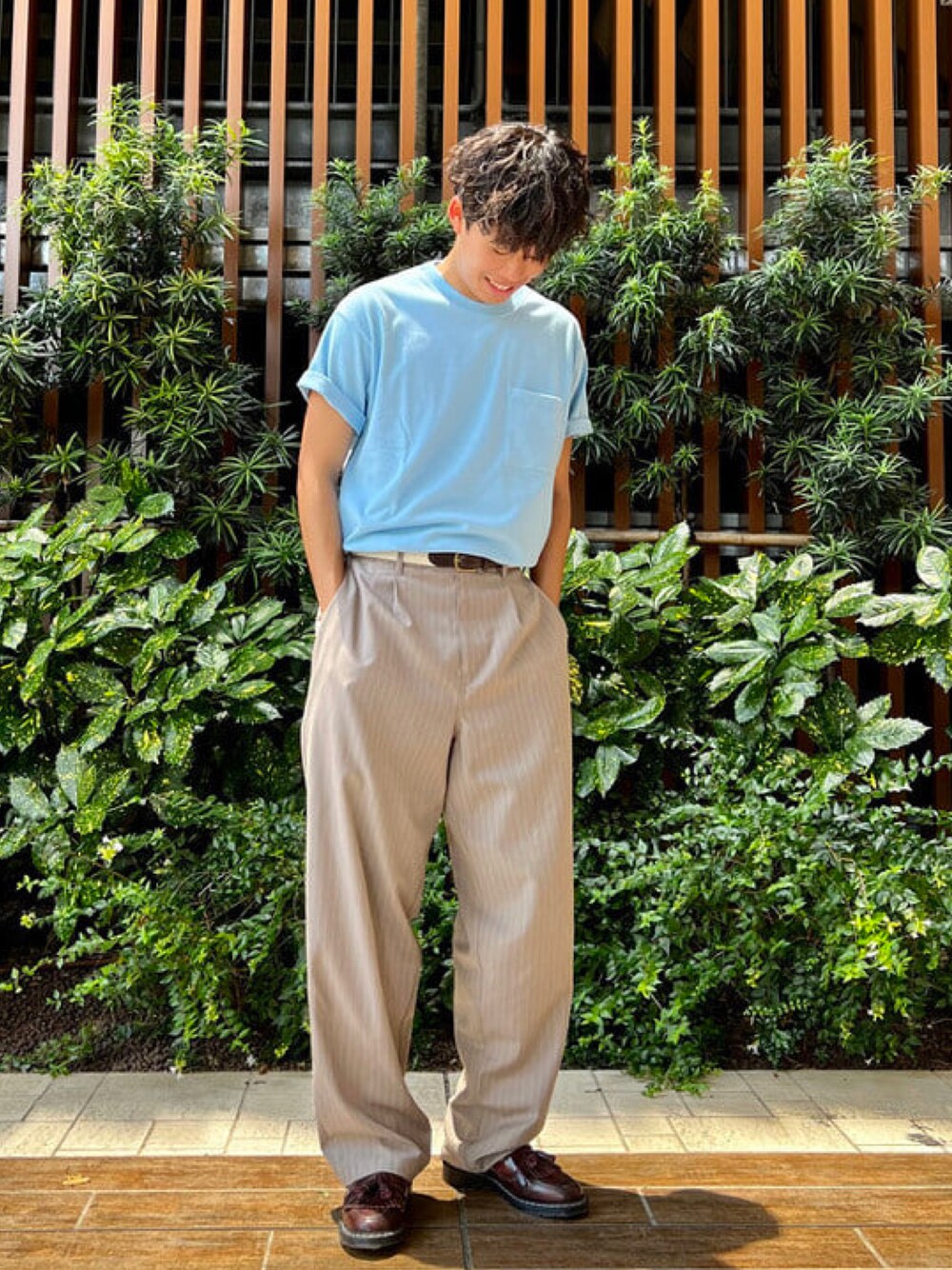 ブルー系のTシャツ/カットソーを着用したメンズの夏コーディネートの1枚目の写真