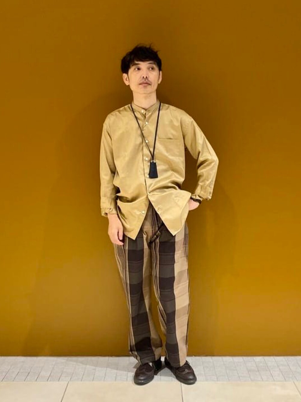 グリーン系のシャツ/ブラウス、ブラウン系のその他パンツを着用したメンズの夏コーディネートの1枚目の写真