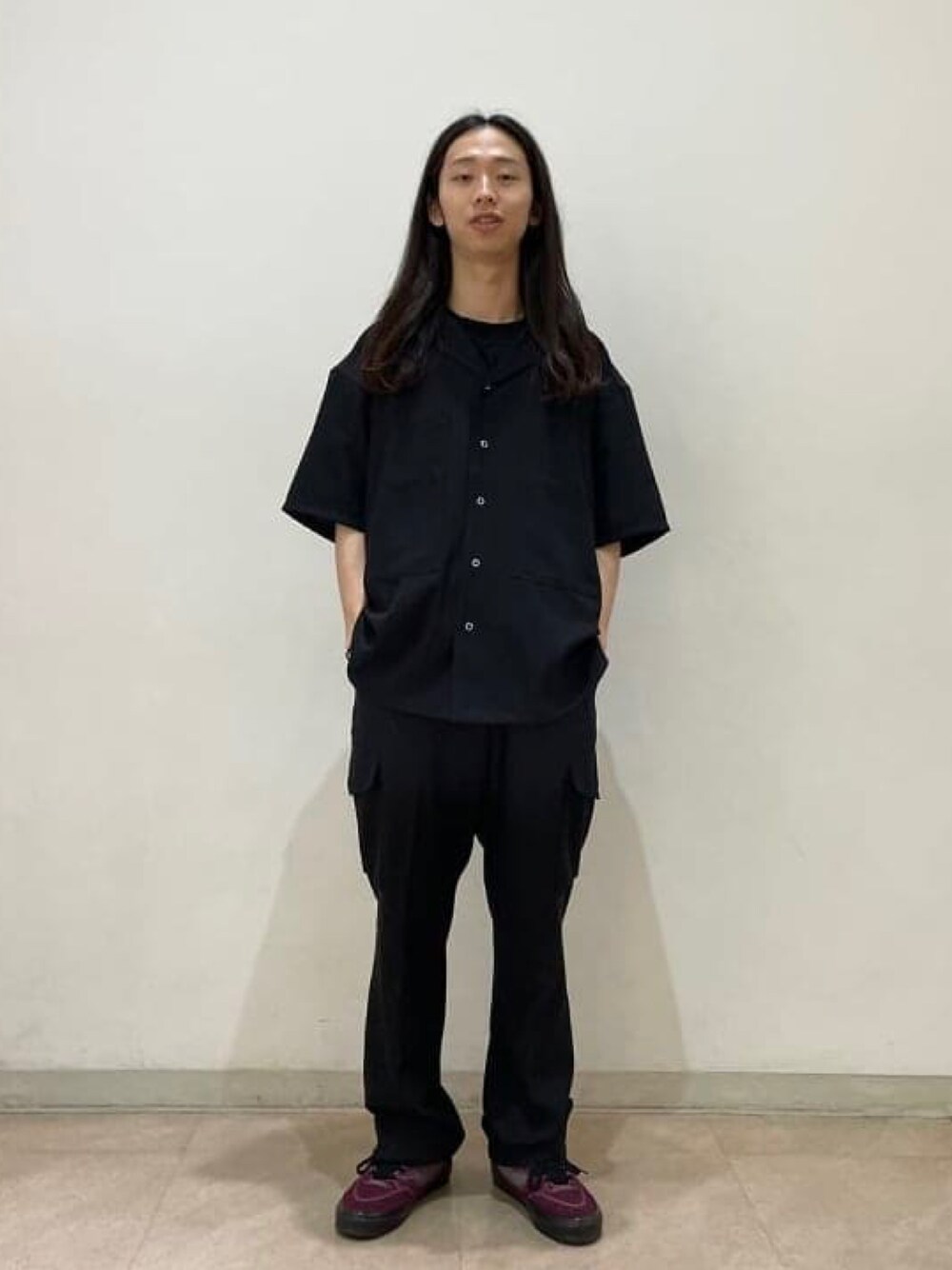 ブラック系のシャツ/ブラウス、ブラック系のカーゴパンツを着用したメンズの夏コーディネートの1枚目の写真
