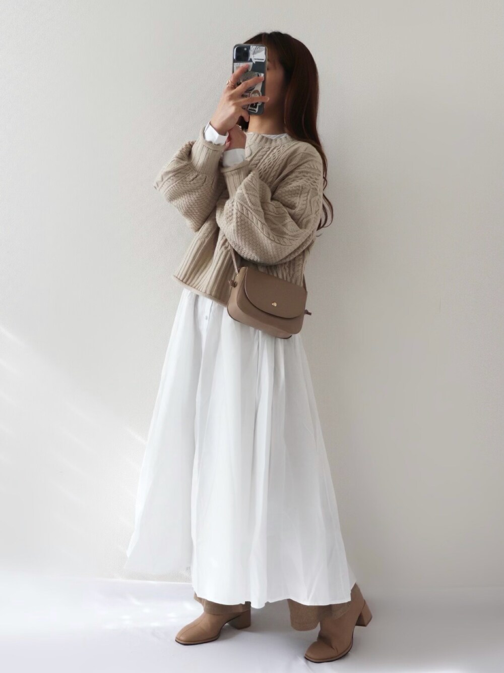 「ニット、ワントーンコーデ、ショルダーバッグ、ショートブーツ、ロングシャツ、シャツワンピ、シンプルコーデ、ゆったりコーデ、カジュアルコーデ、淡色コーデ、オトナカジュアル、淡色、ニットコーデ、ママファッション、淡色女子」｜「CIENAのボリュームスリーブケーブルニット（ニット/セーター、ベージュ系）」を使った、canさん（レディース・156cm）の秋コーディネートの1枚目の写真