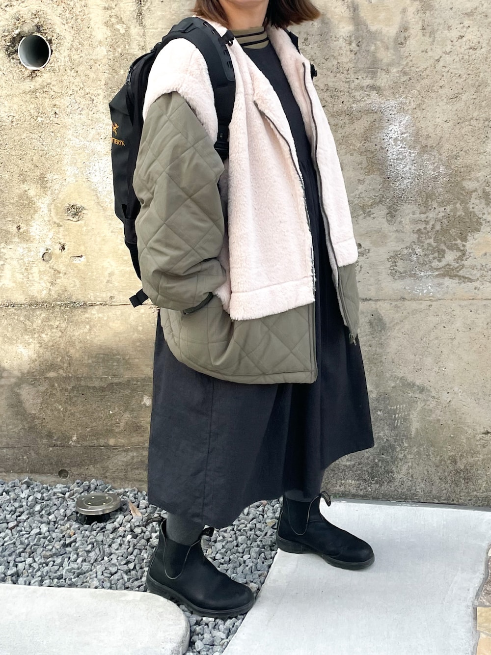 「休日コーデ、ビッグシルエット、キルティング、ファー、ワンピース、ワンピーススタイル、大人ガーリー、ラクチンコーデ、ゆるコーデ、低身長、ぽっちゃり、冬アウター、バックパック、低身長コーデ、カジュアルガーリー」｜「ARC'TERYXのARC'TERYX /アークテリクス ARRO22/アロー22 バックパック（バックパック/リュック、ブラック系）」を使った、まむ𓊆時々、ムスメ𓊇さん（骨格ウェーブ・レディース・152cm）の冬コーディネートの1枚目の写真