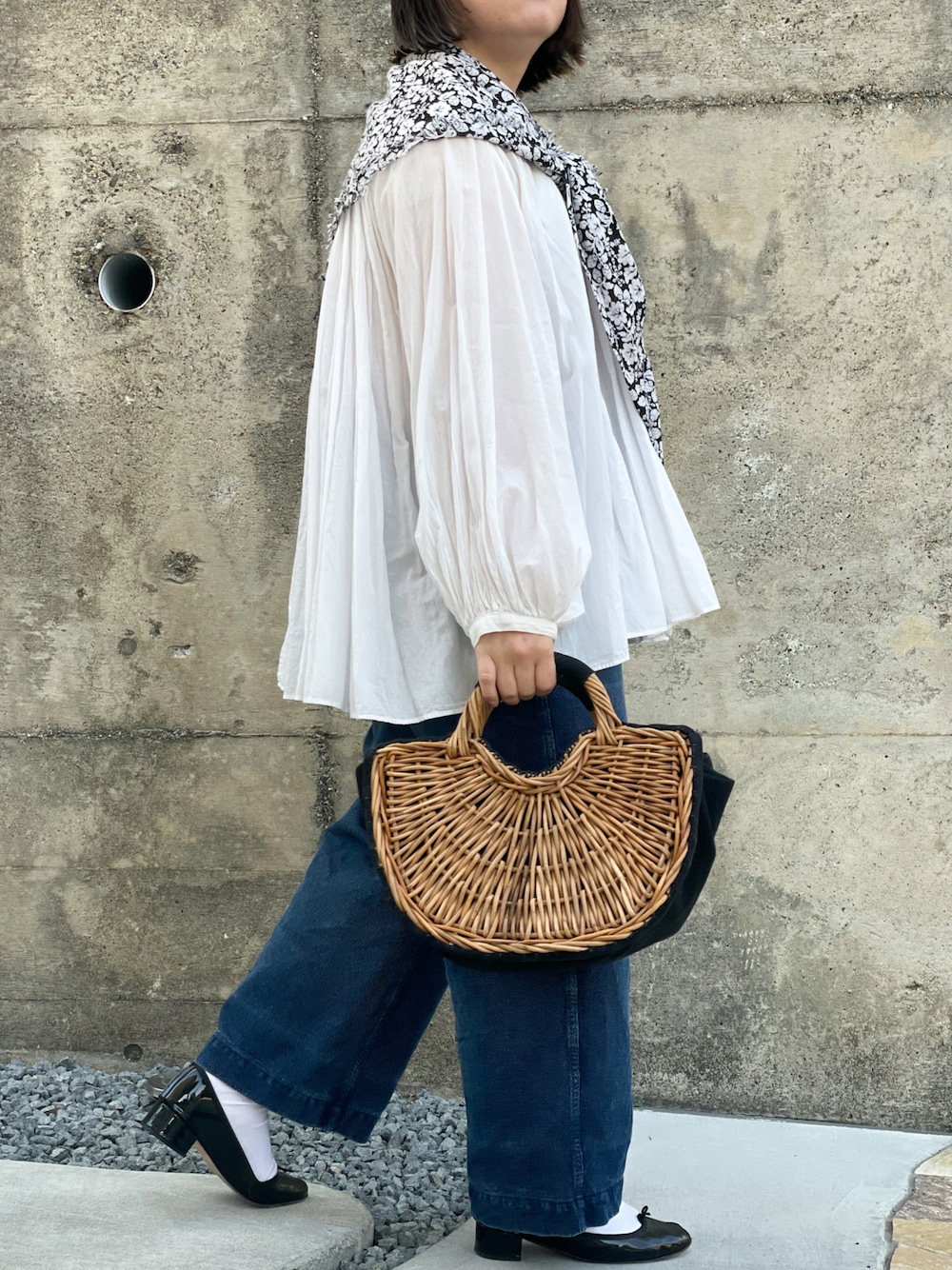「春服デビュー宣言、春服コーデ、休日コーデ、低身長コーデ、リラックススタイル、デニム、かごバッグ、スカーフ、バレエシューズ、バレエシューズ×ソックス、レペット、ギャザーブラウス、春服、ママコーデ、ぽっちゃり」｜「eb.a.gosのアイテム（かごバッグ、ベージュ系）」を使った、まむ𓊆時々、ムスメ𓊇さん（骨格ウェーブ・レディース・152cm）の春コーディネートの1枚目の写真