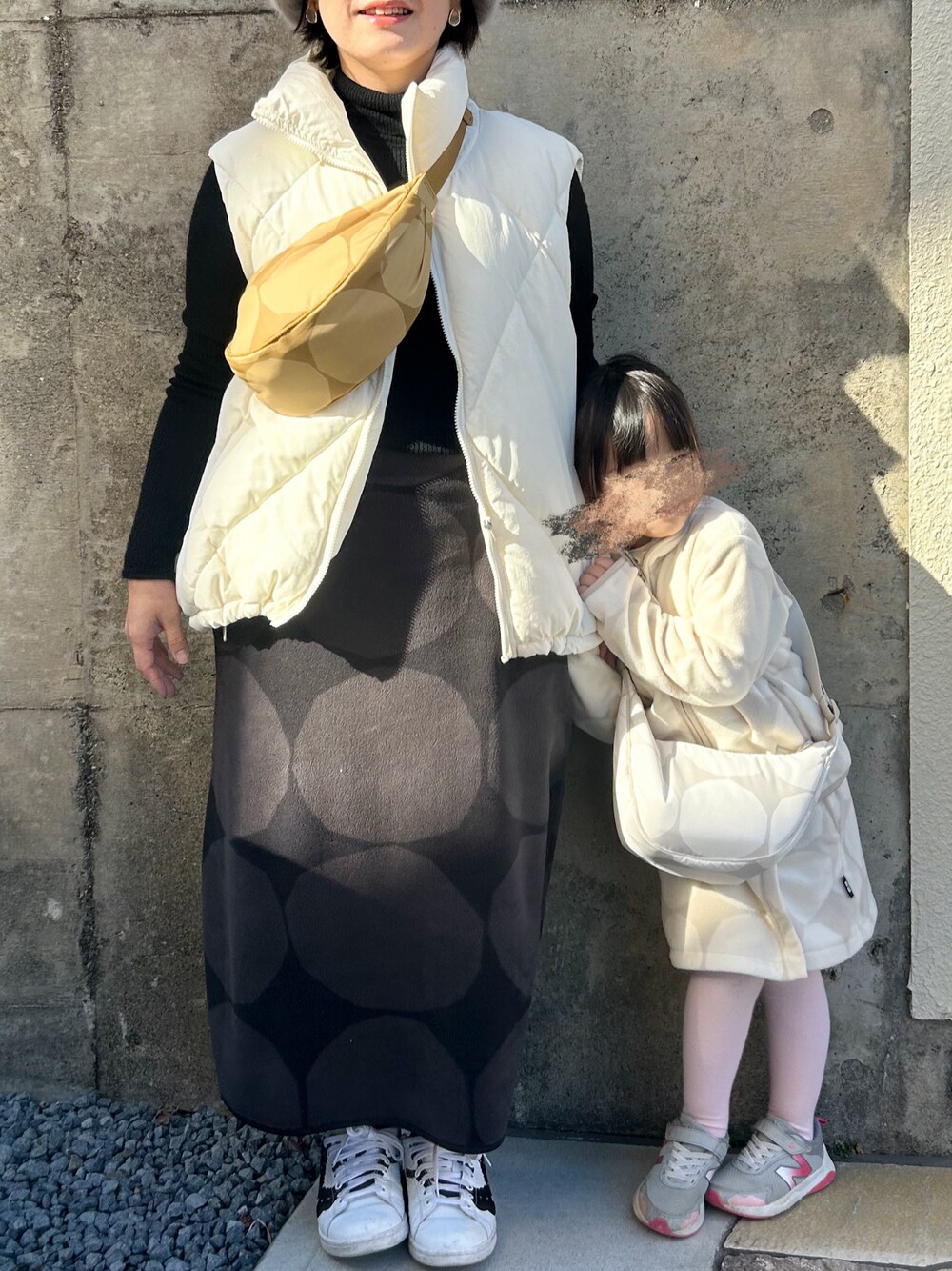 「冬のコーデ、おでかけコーデ、UNIQLO、ユニクロマリメッコ、親子コーデ、リンクコーデ、お揃いコーデ、女の子、お出かけコーデ、休日スタイル、低身長コーデ、スニーカー、ダウンベスト、モノトーン、レイヤードスタイル」｜「UNIQLOのアイテム（スカート、ホワイト系）」を使った、まむ𓊆時々、ムスメ𓊇さん（骨格ウェーブ・レディース・152cm）の冬コーディネートの1枚目の写真