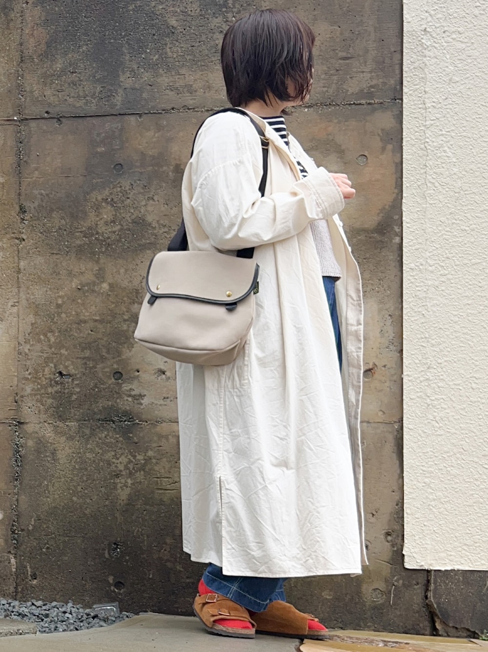 「春コーデ、ワンピース、ワンピーススタイル、ボーダー、ショルダーバッグ、赤、チューリッヒ、ビルケンシュトック、楽チンコーデ、ゆるコーデ、低身長、ロングワンピース、ぽっちゃり、低身長コーデ、デニム」｜「BRADYのBrady | AVON（ショルダーバッグ、ホワイト系）」を使った、まむ𓊆時々、ムスメ𓊇さん（レディース・152cm）の春コーディネートの1枚目の写真