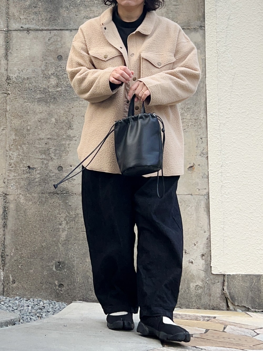 「冬アウター、ボアジャケット、ボア、デニム、ワイドパンツ、ビスチェ、ビスチェ×デニム、リラックススタイル、リラックス、プチプラ、プチプラコーデ、ママコーデ、低身長コーデ、カジュアルスタイル、ぽっちゃり」｜「しまむらのアイテム（デニムパンツ、ブラック系）」を使った、まむ𓊆時々、ムスメ𓊇さん（レディース・152cm）の冬コーディネートの1枚目の写真