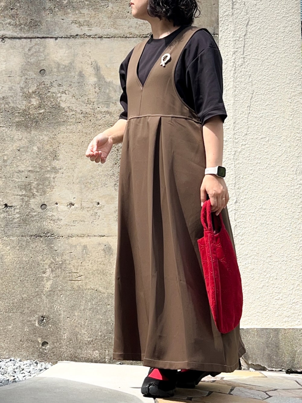 「ブラウン、ジャンパースカート、プチプラ、差し色コーデ、赤、夏コーデ、秋カラー、UNIQLO、しまむら、プチプラコーデ、ママコーデ、ぽっちゃり、低身長、骨格ウェーブ、30代」｜「NIKEのナイキ エア リフト ウィメンズシューズ / Nike Air Rift Women's Shoes HF5389-001 Black（スニーカー、ブラック系）」を使った、まむ𓊆時々、ムスメ𓊇さん（骨格ウェーブ・レディース・152cm）の秋コーディネートの1枚目の写真