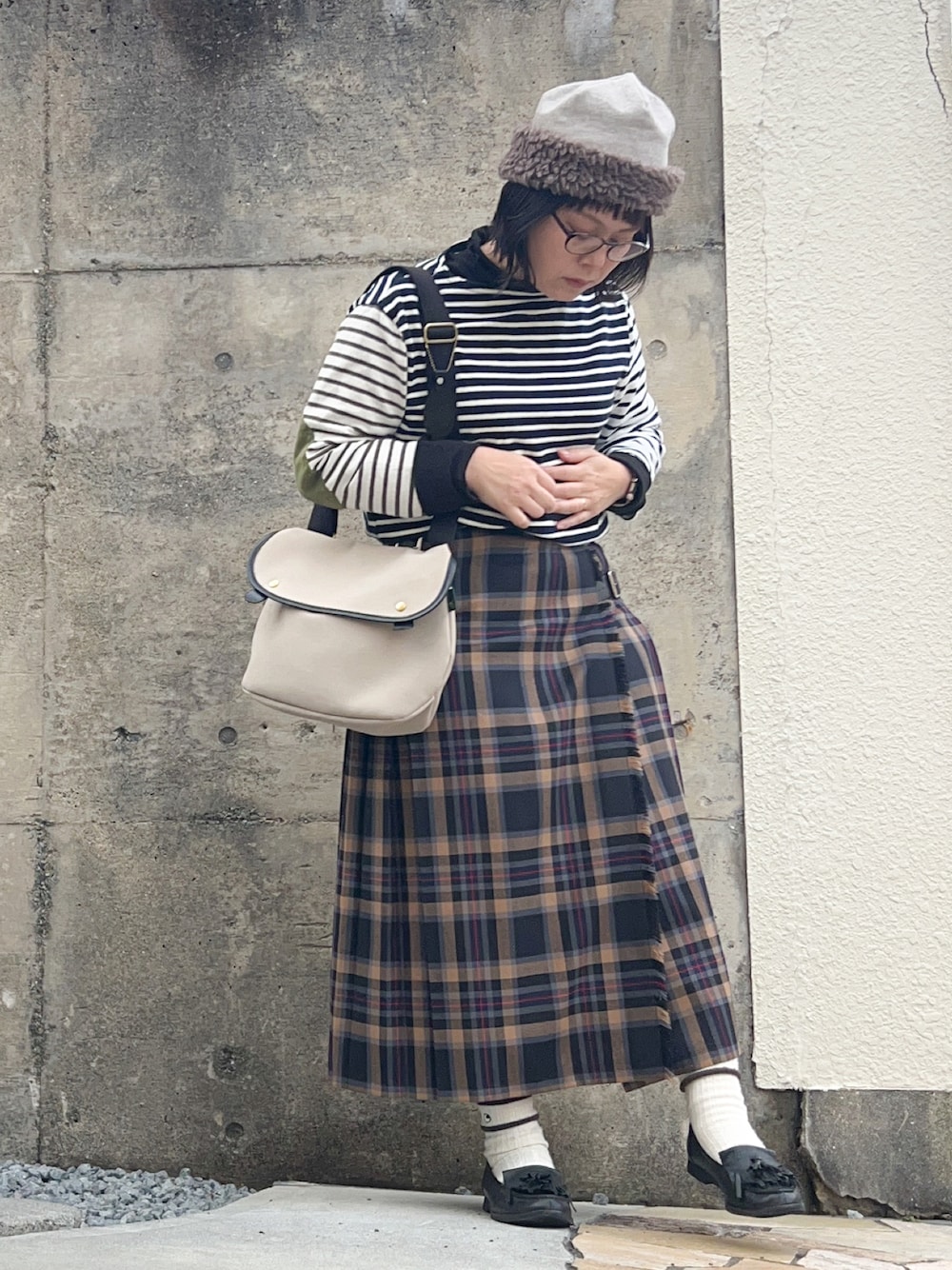 「メガネ女子、トラッド、プリーツスカート、キルトスカート、チェック、ボーダー、エルボーパッチ、BEAMS BOY、柄×柄、ローファー、レイヤードスタイル、着回しコーデ、低身長女子、スカートスタイル、ぽっちゃり」｜「MARGARET HOWELL ideaのアイテム（ローファー、ブラック系）」を使った、まむ𓊆時々、ムスメ𓊇さん（レディース・152cm）の冬コーディネートの1枚目の写真