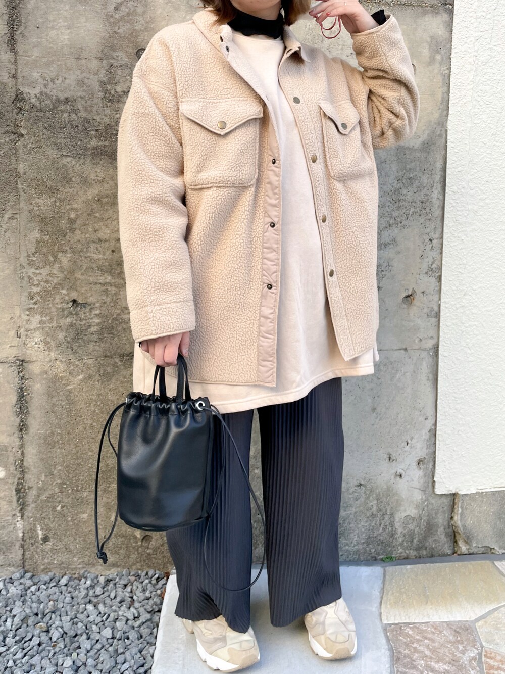 「オトナカジュアル、カジュアル、お洒落さんとつながりたい、プチプラコーデ、オーバーサイズ、プリーツパンツ、プチプラ、ベージュ×ブラック、ベージュ、ぽっちゃり、低身長、低身長コーデ、ママコーデ、ママファッション、ゆるコーデ」｜「tandayのアイテム（バッグ、ブラック系）」を使った、まむ𓊆時々、ムスメ𓊇さん（骨格ウェーブ・レディース・152cm）の冬コーディネートの1枚目の写真