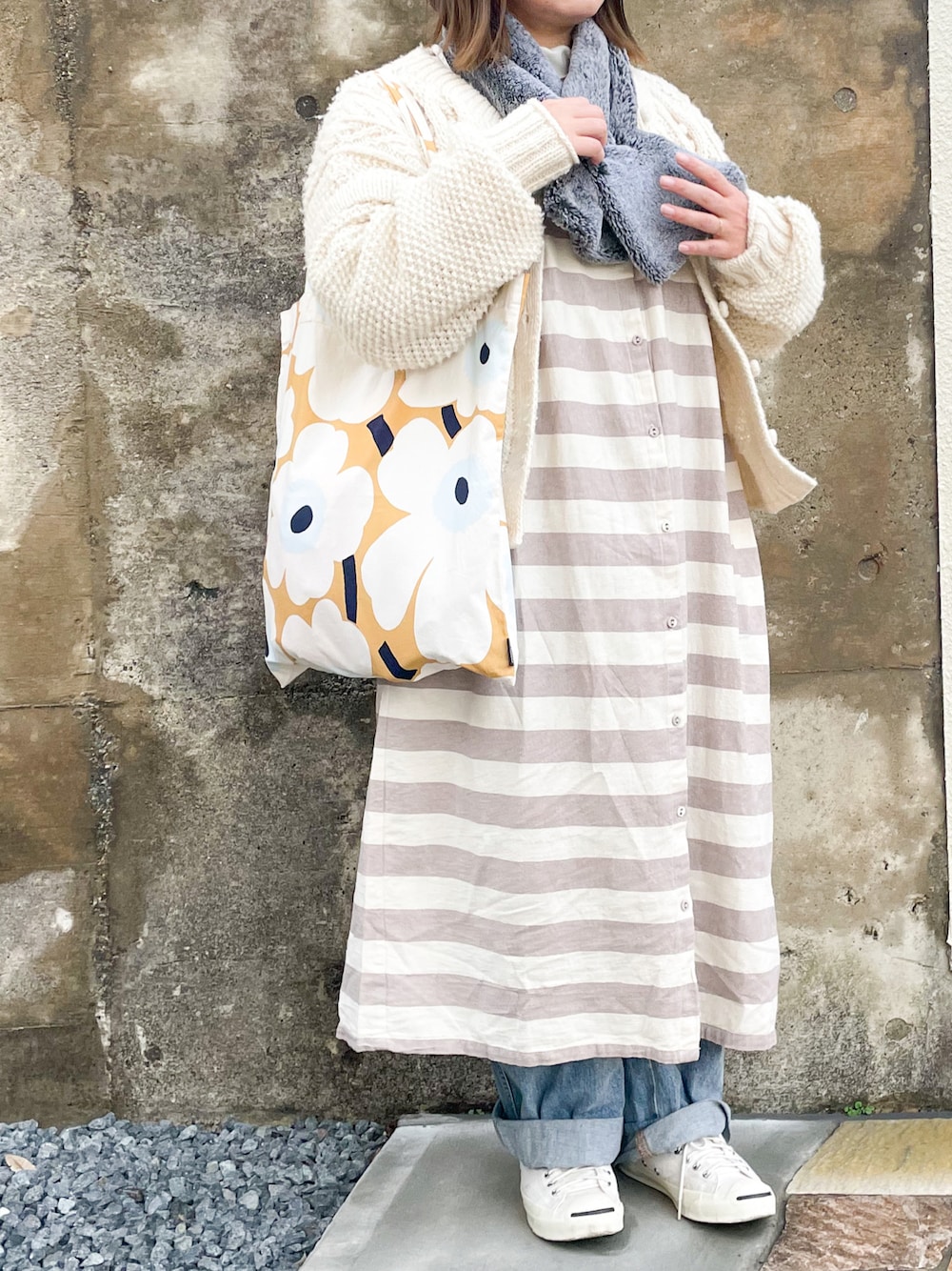 ベージュ系のバッグ、ホワイト系のスニーカー、ホワイト系のジャケット/アウターを着用したレディースの冬コーディネートの1枚目の写真