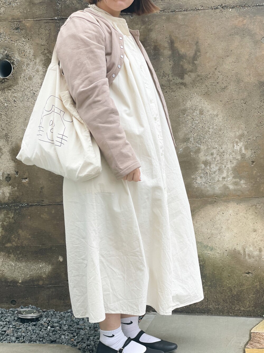 「春服コーデ、淡色コーデ、ロングワンピース、カーディガン、ホワイトコーデ、ベージュ、オトナカジュアル、オトナカワイイ、ママコーデ、着回しコーデ、骨格ウェーブ、イエベ春、30代コーデ、カンフーシューズ、低身長」｜「SVECの【SVEC / シュベック】スクエアトゥ カンフーシューズ kung fu Shoes / パンプス（パンプス、ブラック系）」を使った、まむ𓊆時々、ムスメ𓊇さん（骨格ウェーブ・レディース・152cm）の春コーディネートの1枚目の写真
