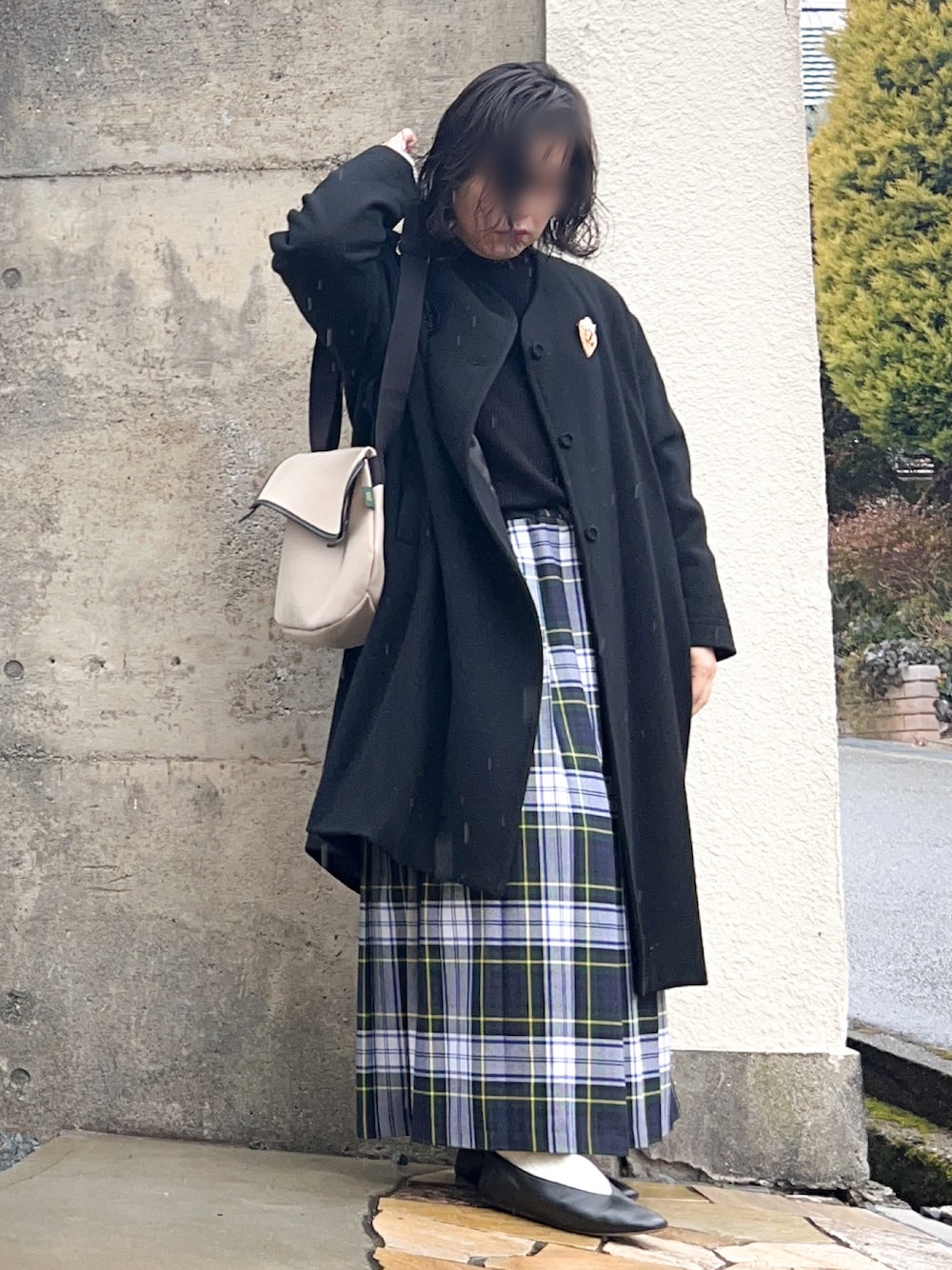 「大人かわいい、今日のコーデ、冬服、プリーツスカート、チェック、ノーカラージャケット、ノーカラーコート、おしゃれさんと繋がりたい、カジュアルガーリー、ロングコート、オニールオブダブリン、低身長、低身長コーデ、ぽっちゃり、スカートコーデ」｜「オオカミとフクロウのアイテム（ノーカラーコート、ブラック系）」を使った、まむ𓊆時々、ムスメ𓊇さん（レディース・152cm）の冬コーディネートの1枚目の写真