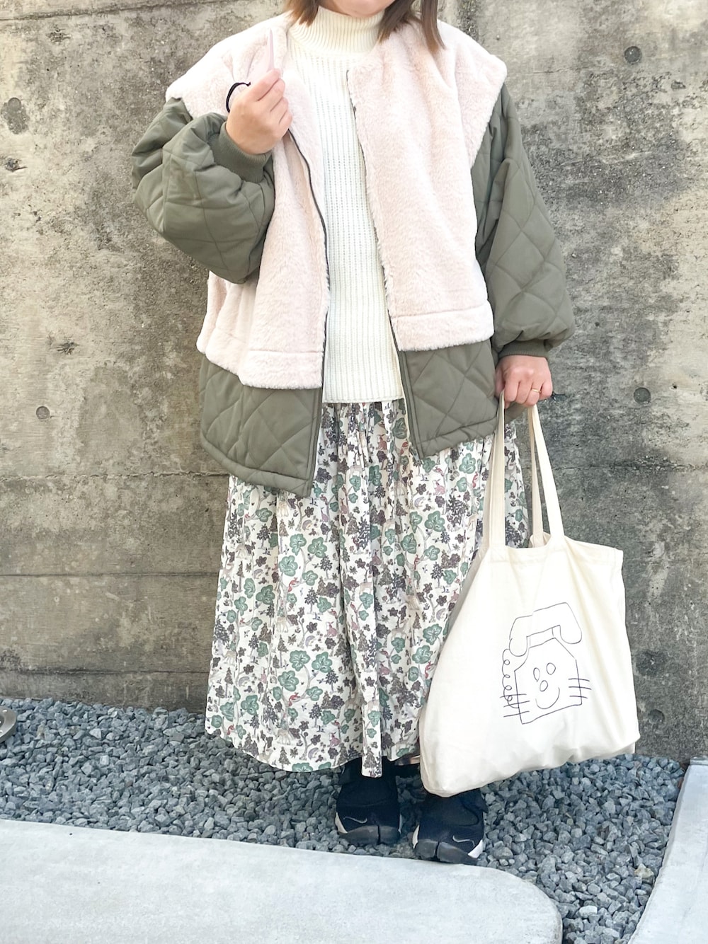 「大人カジュアル、楽チンコーデ、低身長女子、ゆるコーデ、カジュアル、ママファッション、骨格ウェーブ、キルティング、ファーベスト、トートバッグ、エアリフト、30代コーデ、プチプラミックス、ぽっちゃり、Samansa Mos2」｜「NIKEのWMNS AIR RIFT BR  848386-001（スニーカー、ブラック系）」を使った、まむ𓊆時々、ムスメ𓊇さん（骨格ウェーブ・レディース・152cm）の冬コーディネートの1枚目の写真