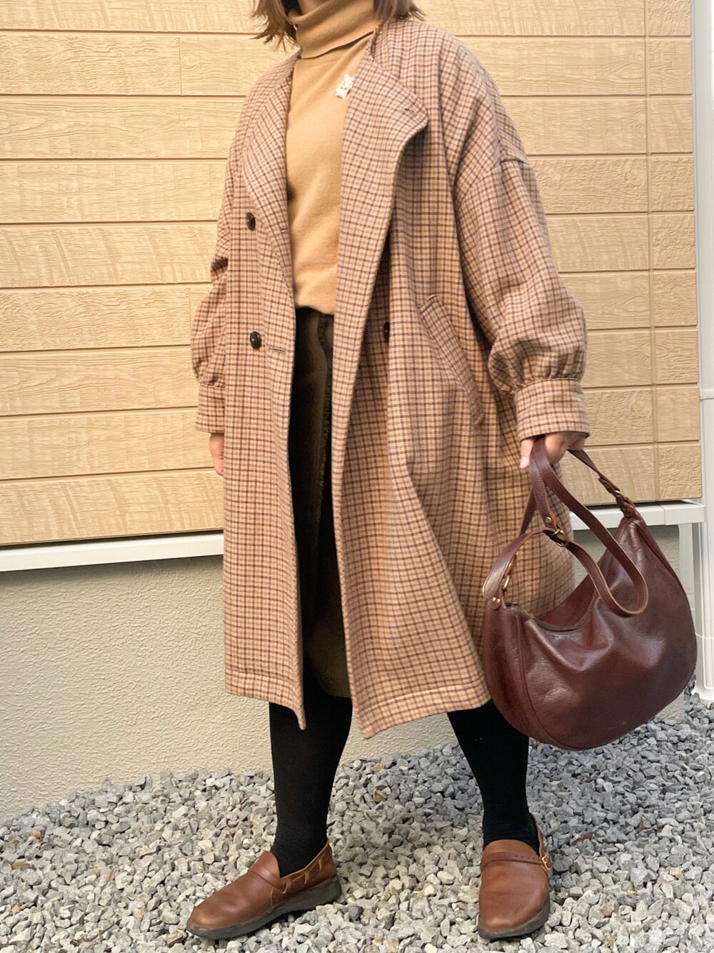 「秋冬コーデ、ロングコート、シンプルスタイル、オトナカジュアル、骨格ウェーブ、ママファッション、低身長コーデ、冬のコーデ、チェック柄、タートルネックニット、通勤コーデ、ブラウンコーデ」｜「IL BISONTEのアイテム（ショルダーバッグ、ブラウン系）」を使った、まむ𓊆時々、ムスメ𓊇さん（骨格ウェーブ・レディース・152cm）の冬コーディネートの1枚目の写真