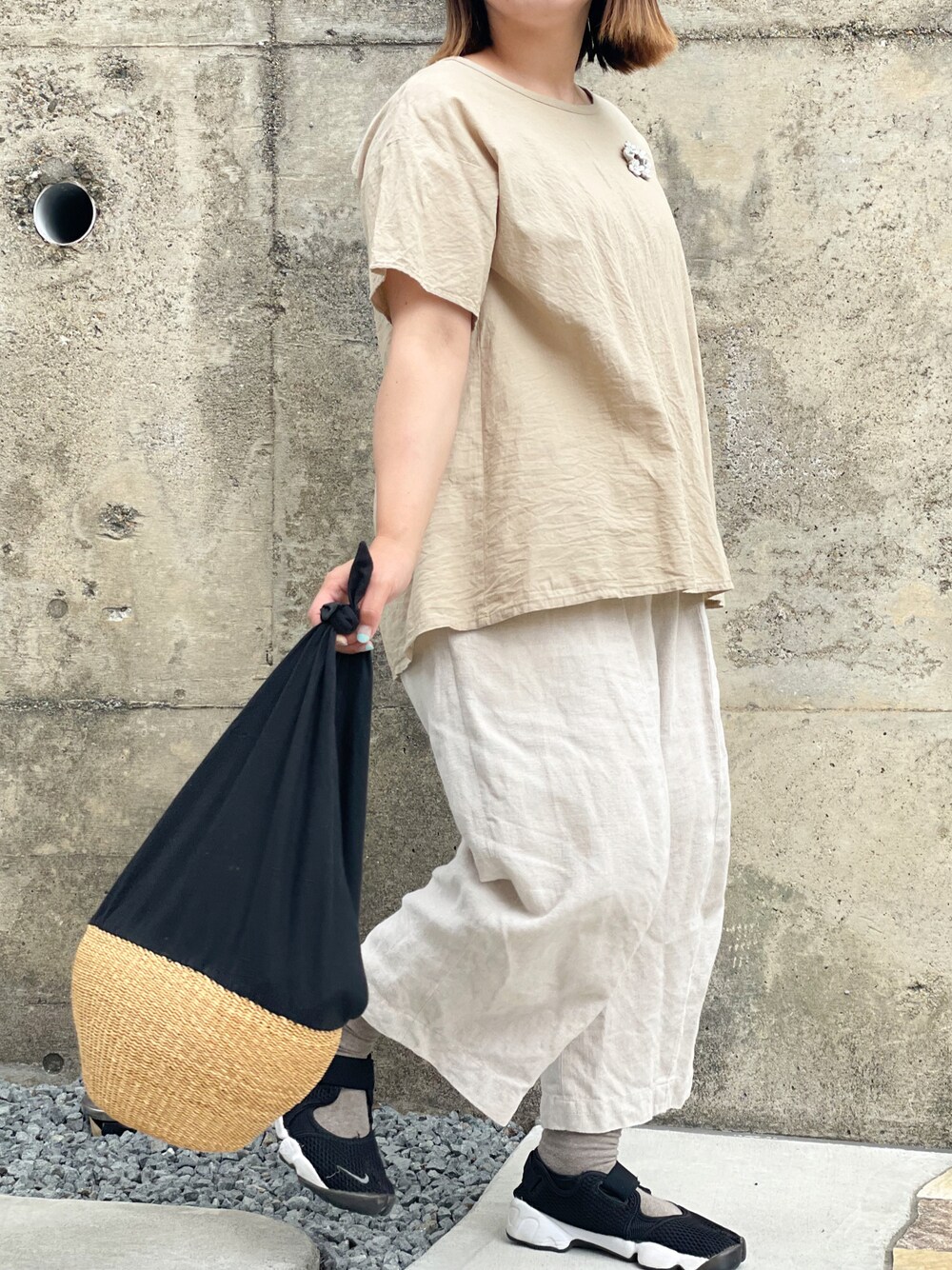 「シンプルコーデ、オトナカジュアル、ナチュラル、ナチュラルスタイル、リネン、夏コーデ、夏、かごバッグ、低身長、低身長コーデ、ママコーデ、ゆるコーデ、ぽっちゃり、30代コーデ」｜「NIKEのWMNS AIR RIFT BR  848386-001（スニーカー、ブラック系）」を使った、まむ𓊆時々、ムスメ𓊇さん（骨格ウェーブ・レディース・152cm）の春コーディネートの1枚目の写真