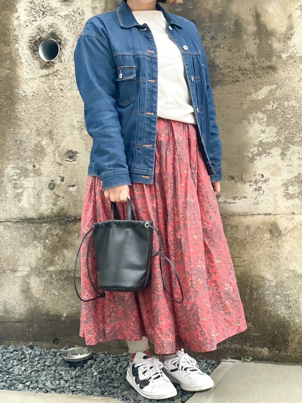 「休日コーデ、大人カジュアル、今日のコーデ、シンプルコーデ、オトナカワイイ、低身長女子、春コーデ、デニムジャケット、低身長コーデ、30代コーデ、ママコーデ、ぽっちゃり、低身長、スニーカーコーデ、骨格ウェーブ」｜「YAECAのアイテム（スカート、レッド系）」を使った、まむ𓊆時々、ムスメ𓊇さん（骨格ウェーブ・レディース・152cm）の春コーディネートの1枚目の写真