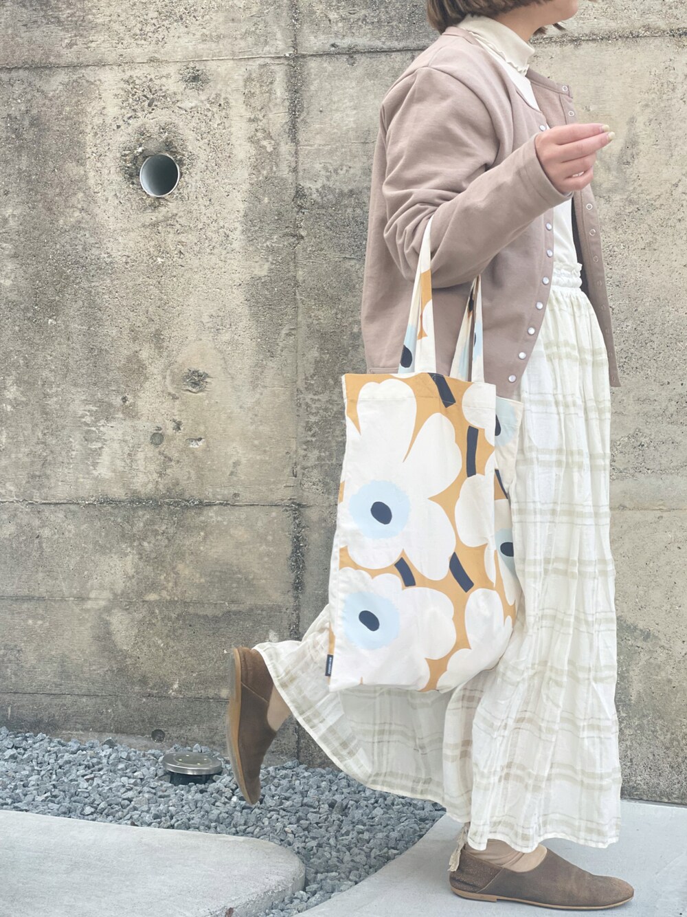 「春服デビュー宣言、春カラー、ベージュ、ベージュコーデ、カーディガン、ロングスカート、マリメッコ、トートバッグ、ママコーデ、低身長、ぽっちゃり、ナチュラル、カジュアルコーデ、カジュアルガーリー、春コーデ」｜「agnes b.のM001 CARDIGAN カーディガンプレッション [Made in France]（カーディガン/ボレロ、ベージュ系）」を使った、まむ𓊆時々、ムスメ𓊇さん（骨格ウェーブ・レディース・152cm）の春コーディネートの1枚目の写真
