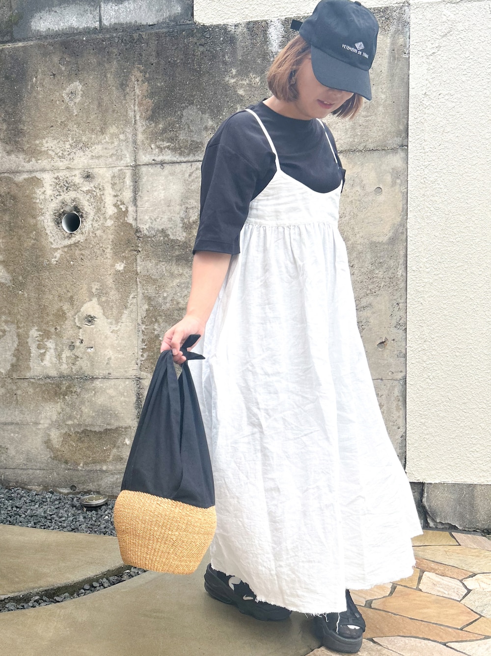 「お出かけコーデ、キャミワンビ、ワンピース、キャップ、かごバッグ、着回しコーデ、シンプル、厚底シューズ、シンプルスタイル、ワンピーススタイル、骨格ウェーブ、低身長、ぽっちゃり、ママコーデ、モノトーン」｜「MUUNのアイテム（かごバッグ、ブラック系）」を使った、まむ𓊆時々、ムスメ𓊇さん（骨格ウェーブ・レディース・152cm）の夏コーディネートの1枚目の写真