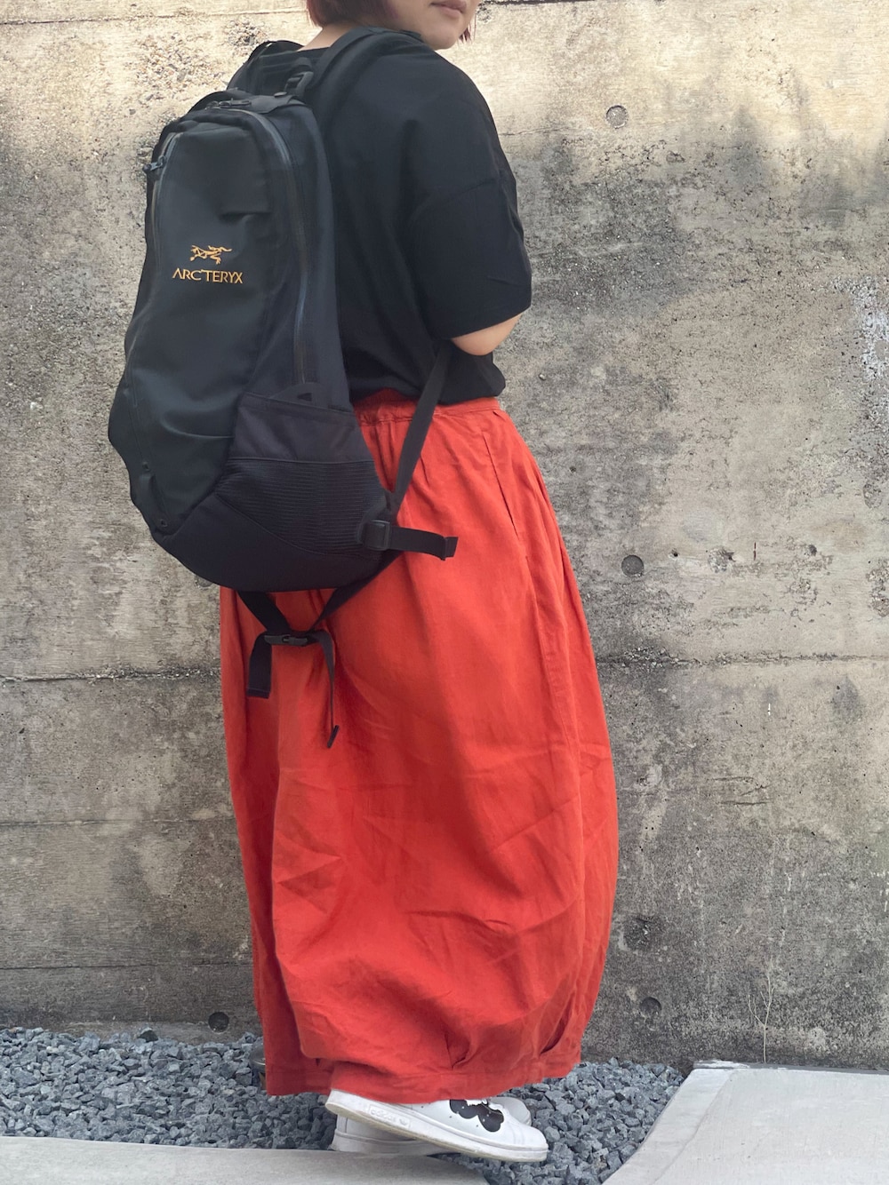 「夏コーデ、オトナカジュアル、バックパック、サーカスパンツ、ARC'TERYX、Tシャツ、赤、黒、赤黒、お洒落さんとつながりたい、スニーカー、スタンスミス、マリメッコ、骨格ウェーブ、ぽっちゃり」｜「ARC'TERYXのARC'TERYX /アークテリクス ARRO22/アロー22 バックパック（バックパック/リュック、ブラック系）」を使った、まむ𓊆時々、ムスメ𓊇さん（骨格ウェーブ・レディース・152cm）の夏コーディネートの1枚目の写真