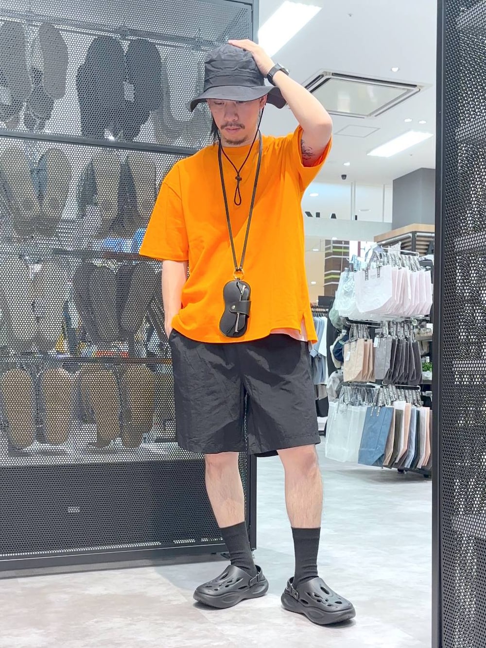 「ストリート、低身長、ワントーン、LAKOLE、ショーツ、Tシャツ、サングラス、サンダル、ハット」｜「LAKOLEのウェリントンコンビサングラス / 272967（サングラス、ブラック系）」を使った、りーたろ。さん（メンズ・168cm）の春コーディネートの1枚目の写真