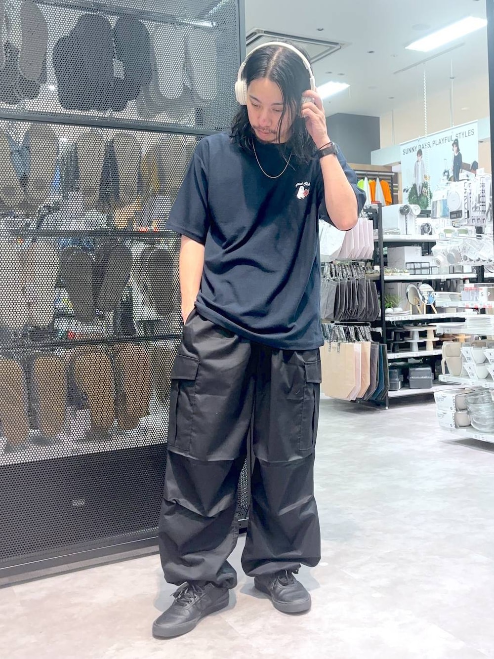 「ストリート、低身長、Tシャツ、ワイドパンツ、ワントーン、LAKOLE」｜「LAKOLEのオンイヤーヘッドホン / 187385（ヘッドフォン/イヤホン、ベージュ系）」を使った、りーたろ。さん（メンズ・168cm）の春コーディネートの1枚目の写真