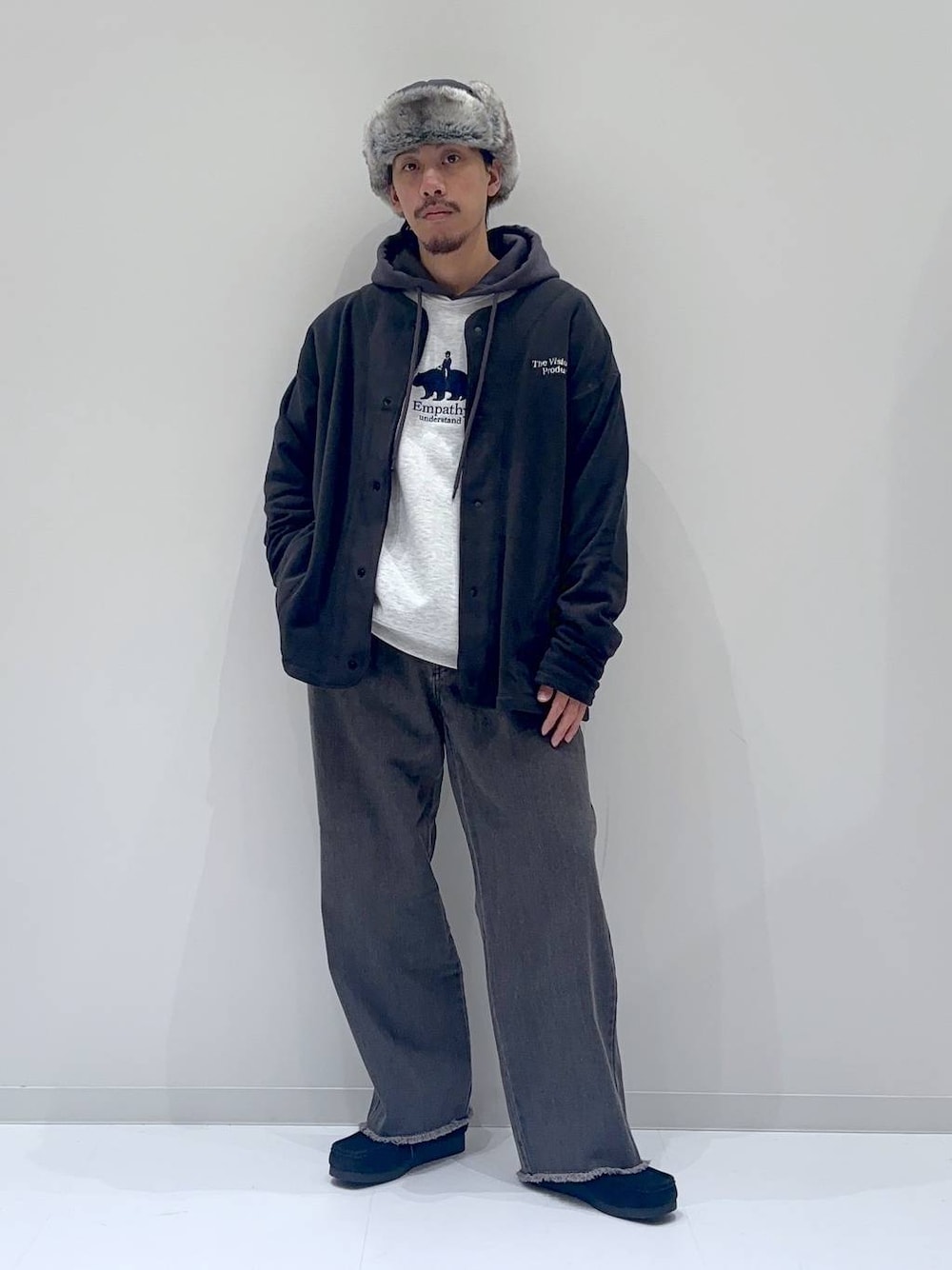 「ストリート、低身長、ゆったり、LAKOLE、パーカー、フリース、スウェット、デニムパンツ」｜「LAKOLEのカットオフデニムパンツ / 140353（デニムパンツ、グレー系）」を使った、りーたろ。さん（メンズ・168cm）の冬コーディネートの1枚目の写真