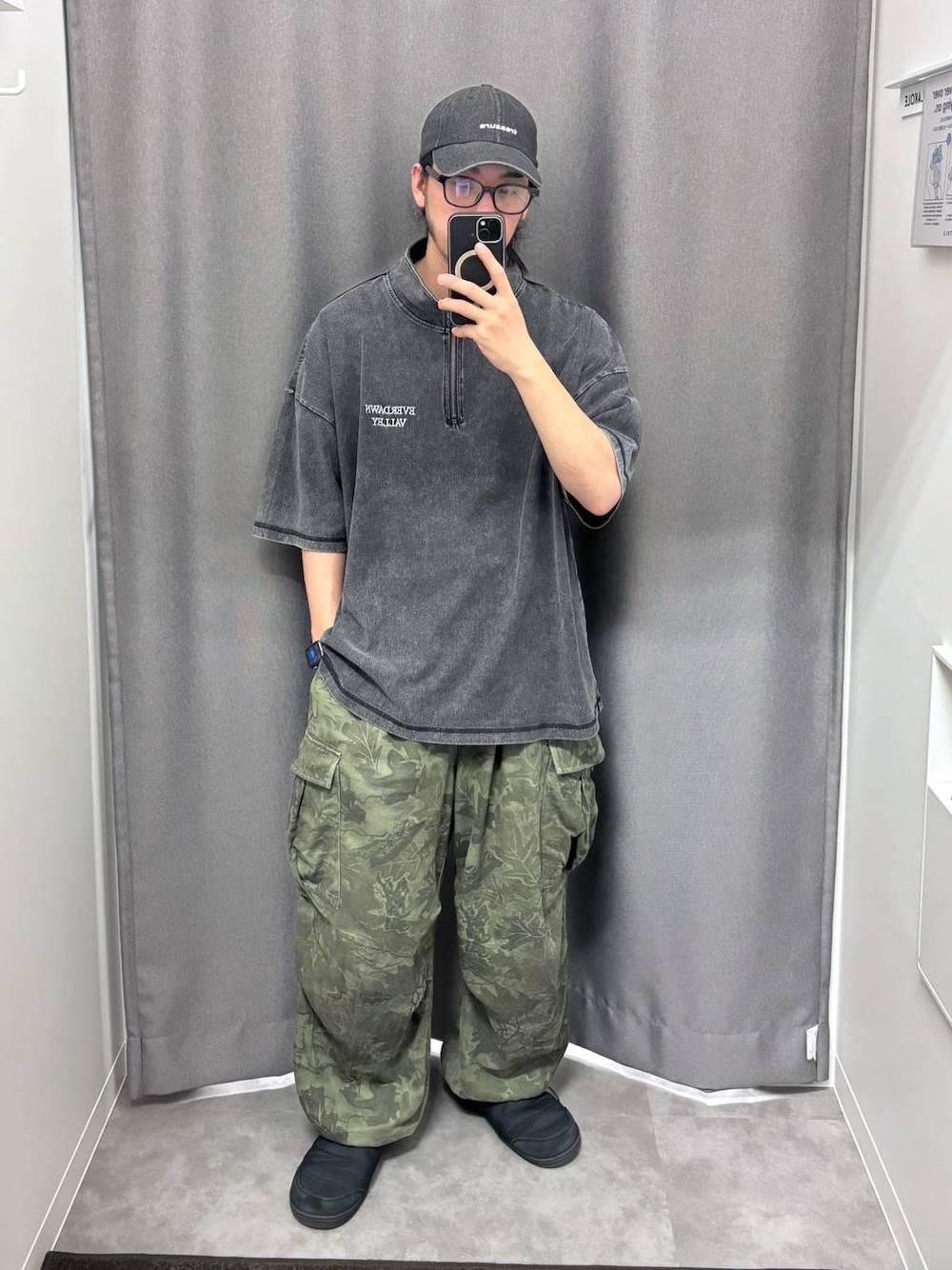 「ストリート、低身長、ワントーン、LAKOLE、めがね、Tシャツ、ワイドパンツ、キャップ」｜「LAKOLEのデニム刺繍キャップ / 143865（キャップ、ブラック系）」を使った、りーたろ。さん（メンズ・168cm）の春コーディネートの1枚目の写真