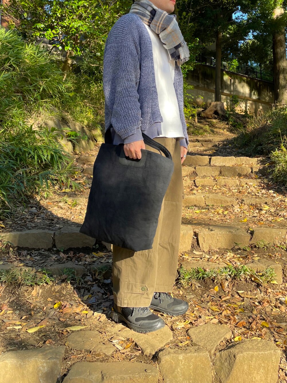 「休日スタイル、大人カジュアル、おしゃれさんと繋がりたい、ワイドパンツ、スニーカーコーデ、シンプルスタイル、レイヤードスタイル、冬アウター、オーバーサイズ、低身長コーデ、カジュアル、カーゴパンツ、カーディガン」｜「YOKEのアイテム（カーディガン/ボレロ、ブルー系）」を使った、アスカさん（メンズ・168cm）の冬コーディネートの1枚目の写真
