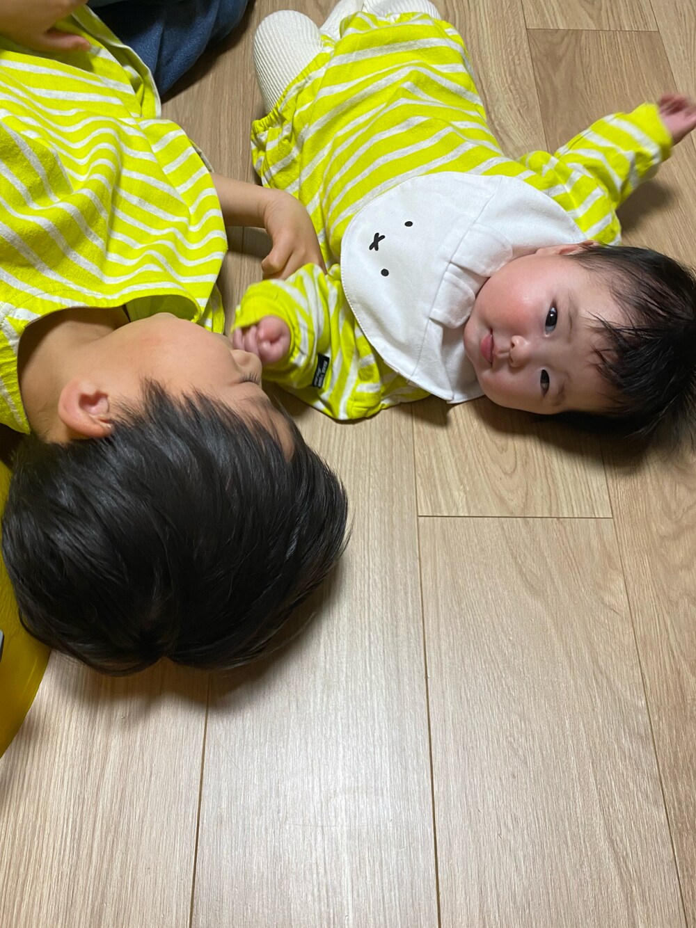 「歳の差兄妹、ボーダー、春色コーデ、おんなのこベビー」｜「MAKE YOUR DAYのベーシックボーダーロンパース■70.80cm（ロンパース、グリーン系）」を使った、さくらさん（キッズ・60cm）の冬コーディネートの1枚目の写真