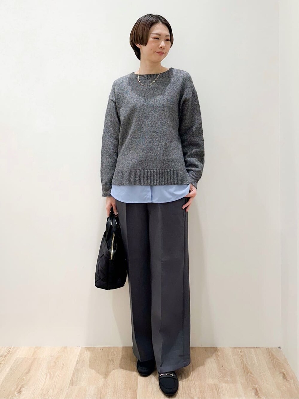 グレー系のニット/セーター、ブルー系のTシャツ/カットソー、グレー系のその他パンツを着用したレディースの冬コーディネートの1枚目の写真