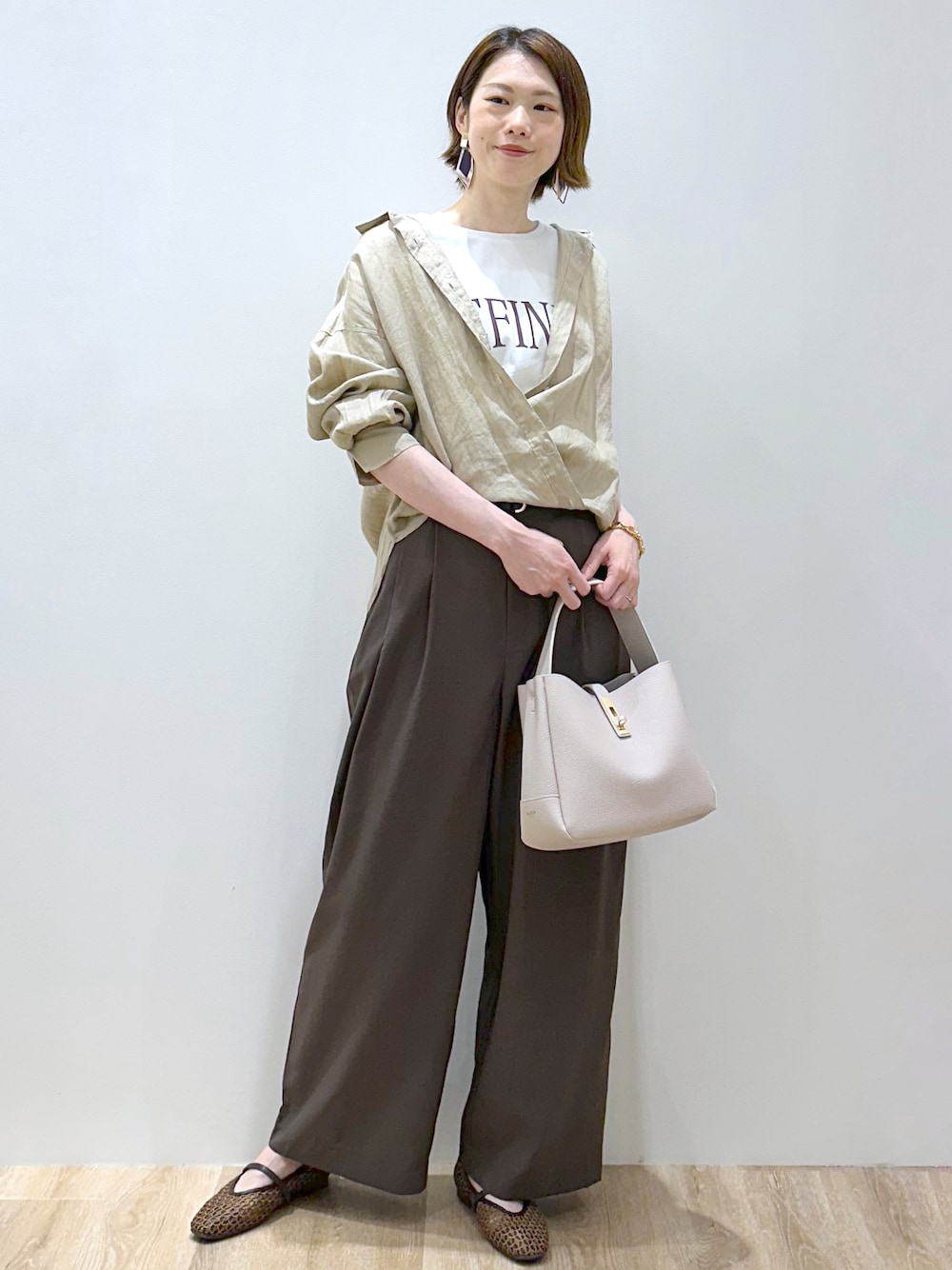 ベージュ系のシャツ/ブラウス、ホワイト系のTシャツ/カットソー、ブラウン系のその他パンツを着用したレディースの夏コーディネートの1枚目の写真
