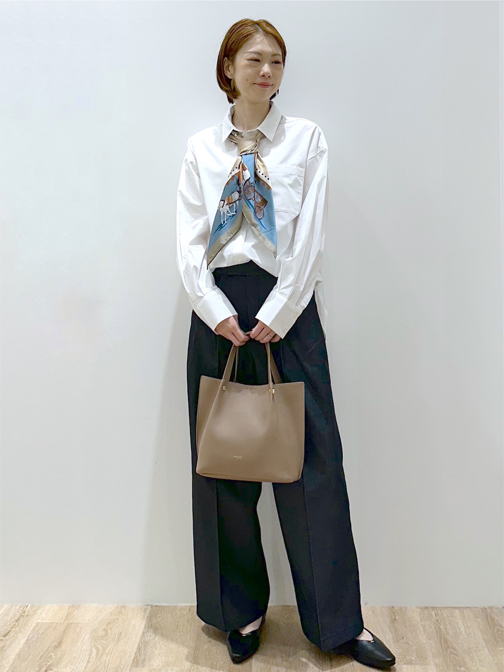 ホワイト系のシャツ/ブラウス、ブラック系のその他パンツ、ベージュ系のショルダーバッグを着用したレディースの秋コーディネートの1枚目の写真