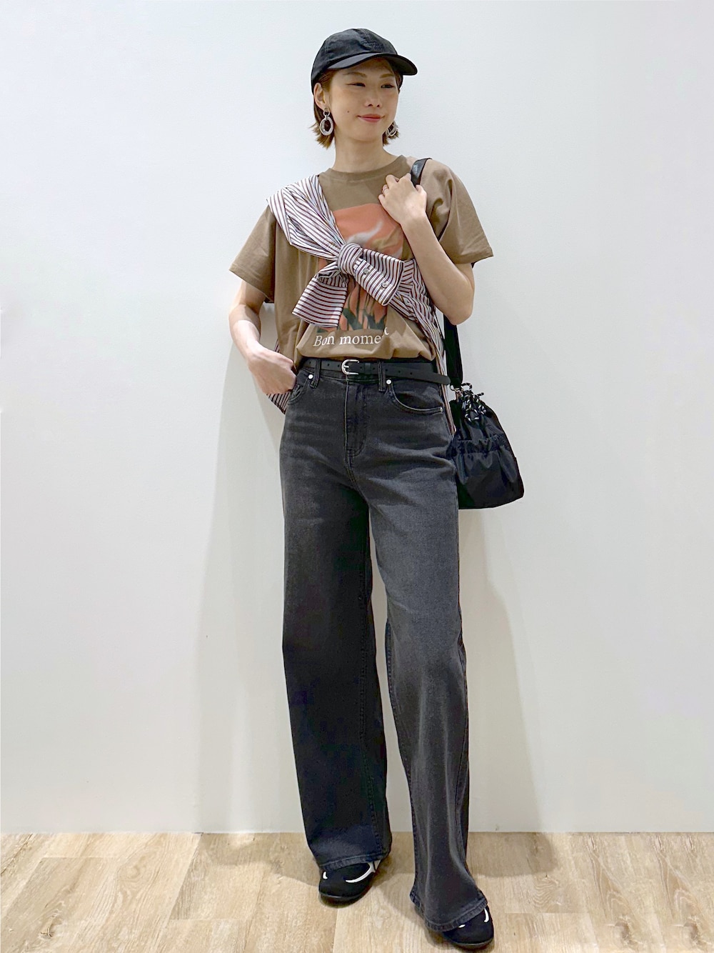 ブラウン系のシャツ/ブラウス、ブラウン系のTシャツ/カットソー、ブラック系のデニムパンツを着用したレディースの秋コーディネートの1枚目の写真