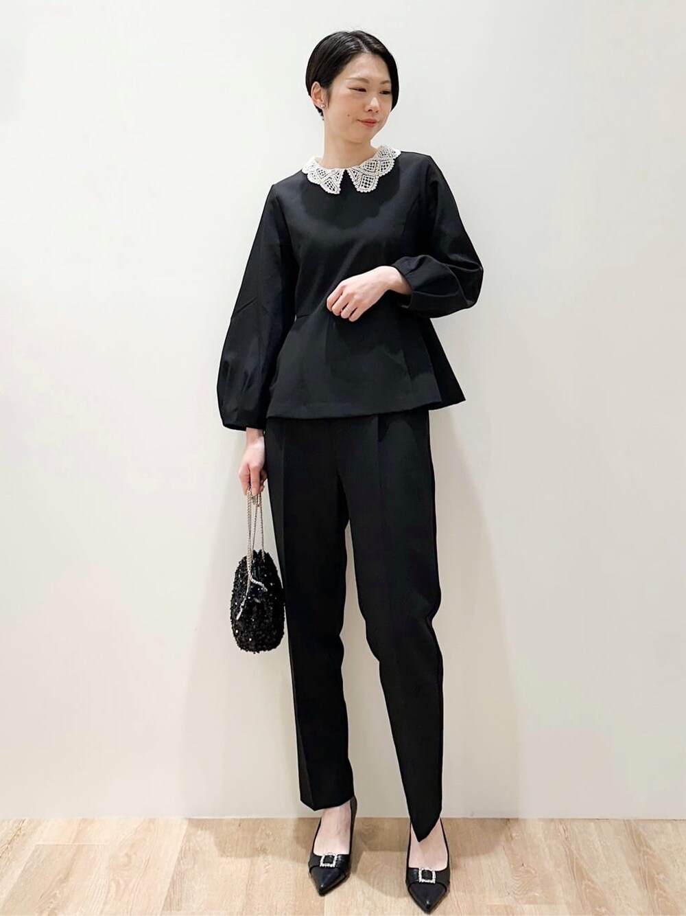 ブラック系のシャツ/ブラウス、ブラック系のその他パンツ、ブラック系のショルダーバッグを着用したレディースの冬コーディネートの1枚目の写真