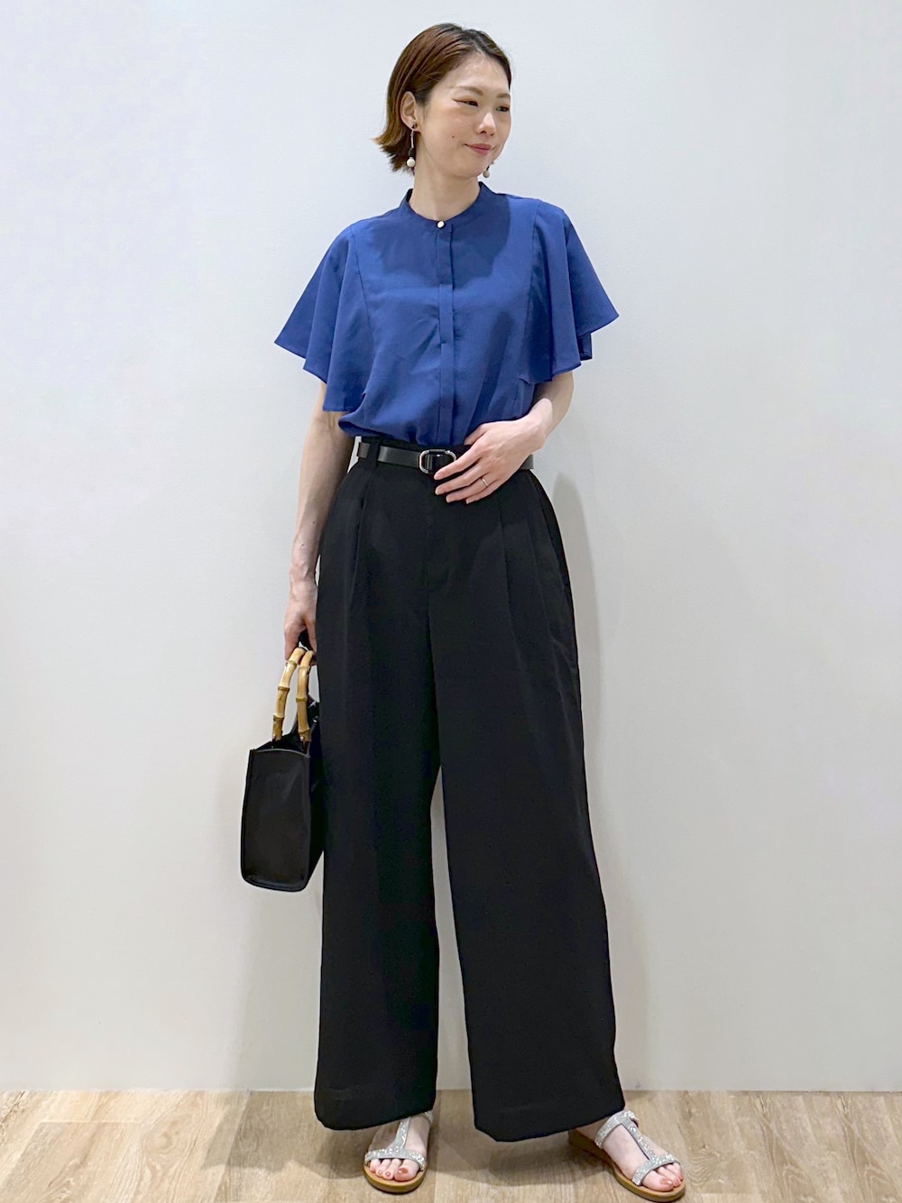 ブルー系のシャツ/ブラウス、ブラック系のその他パンツ、ブラック系のトートバッグを着用したレディースの夏コーディネートの1枚目の写真